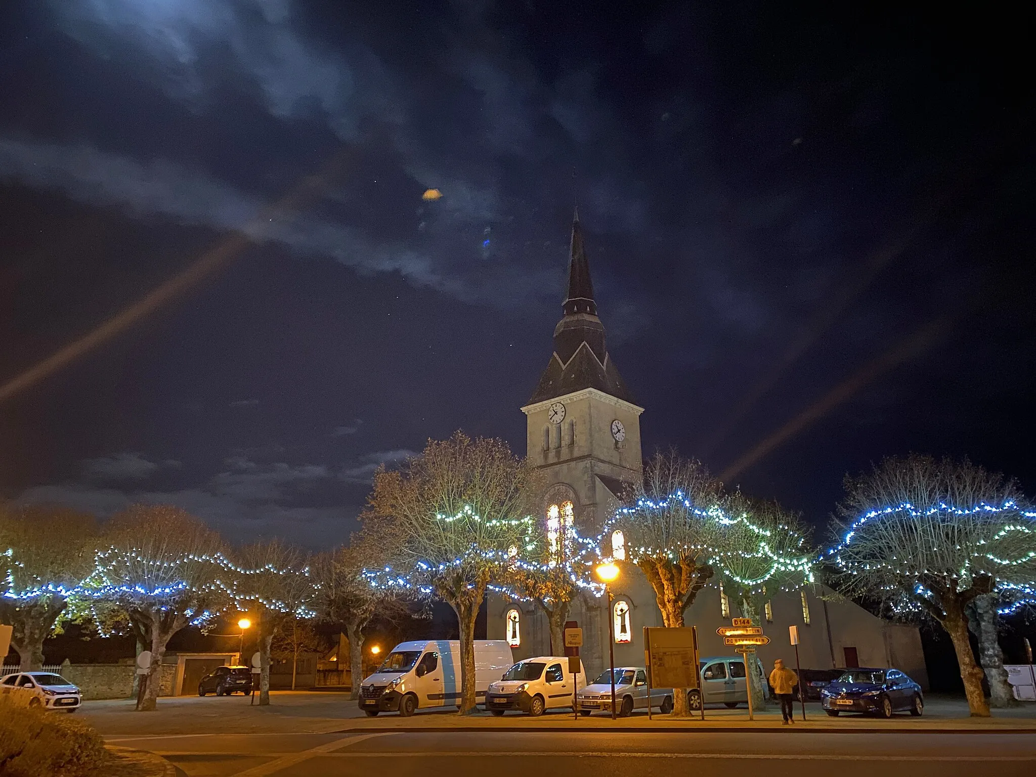 Photo showing: Saint-Gervais-en-Belin, place du mail - photo de nuit avec les éclairages de Noël - CC-BY-SA Gautier MICHELIN