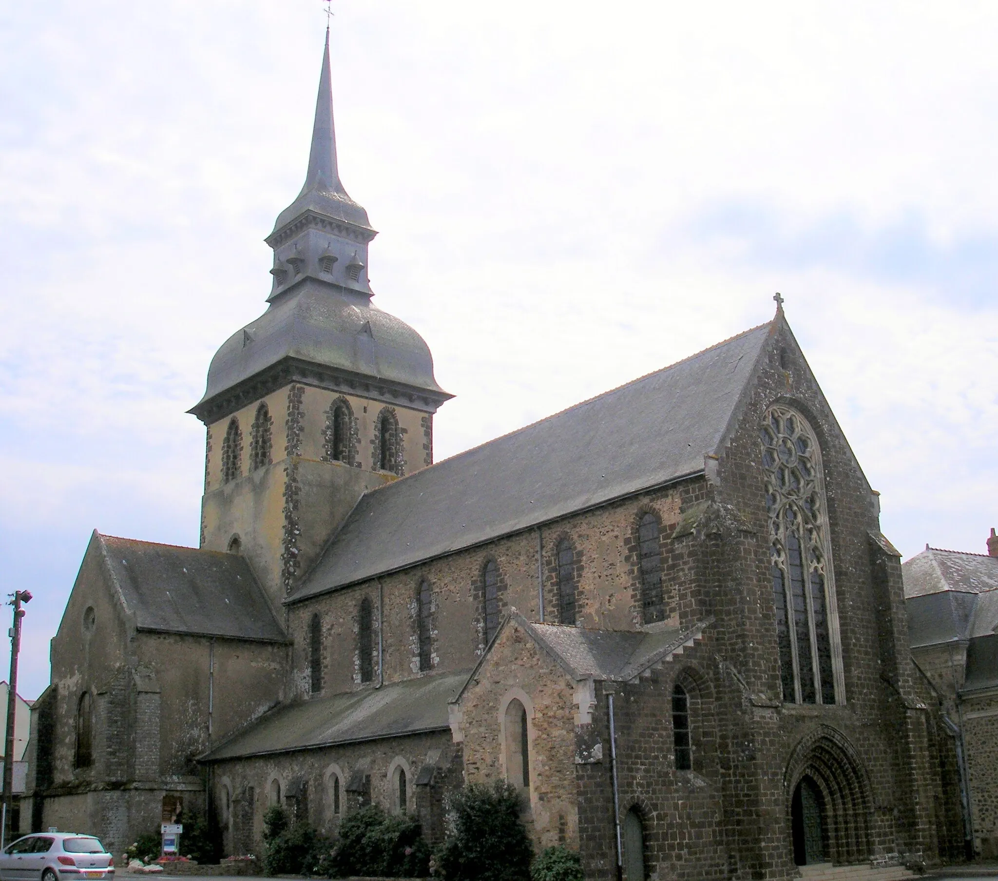 Photo showing: Saint-Gildas-des-Bois (Pays-de-Loire, France). L'église abbatiale.