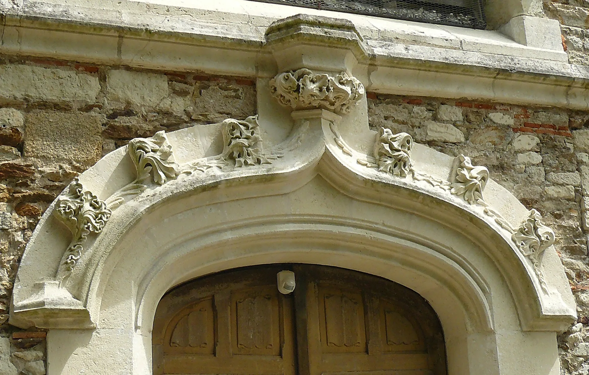 Photo showing: Fronton de la porte d'entrée de la chapelle de Bethléem à Saint-Jean-de-Boiseau
