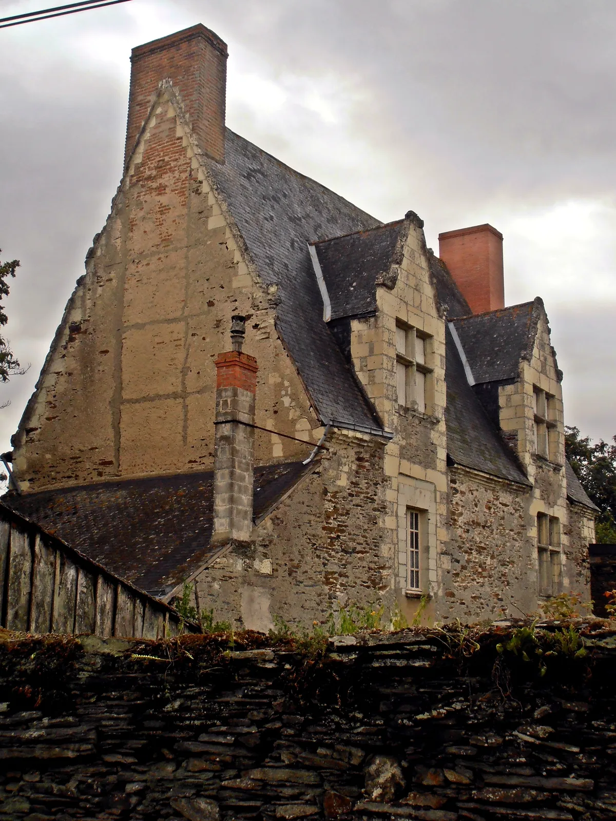 Photo showing: This building is indexed in the base Mérimée, a database of architectural heritage maintained by the French Ministry of Culture, under the reference PA49000011 .