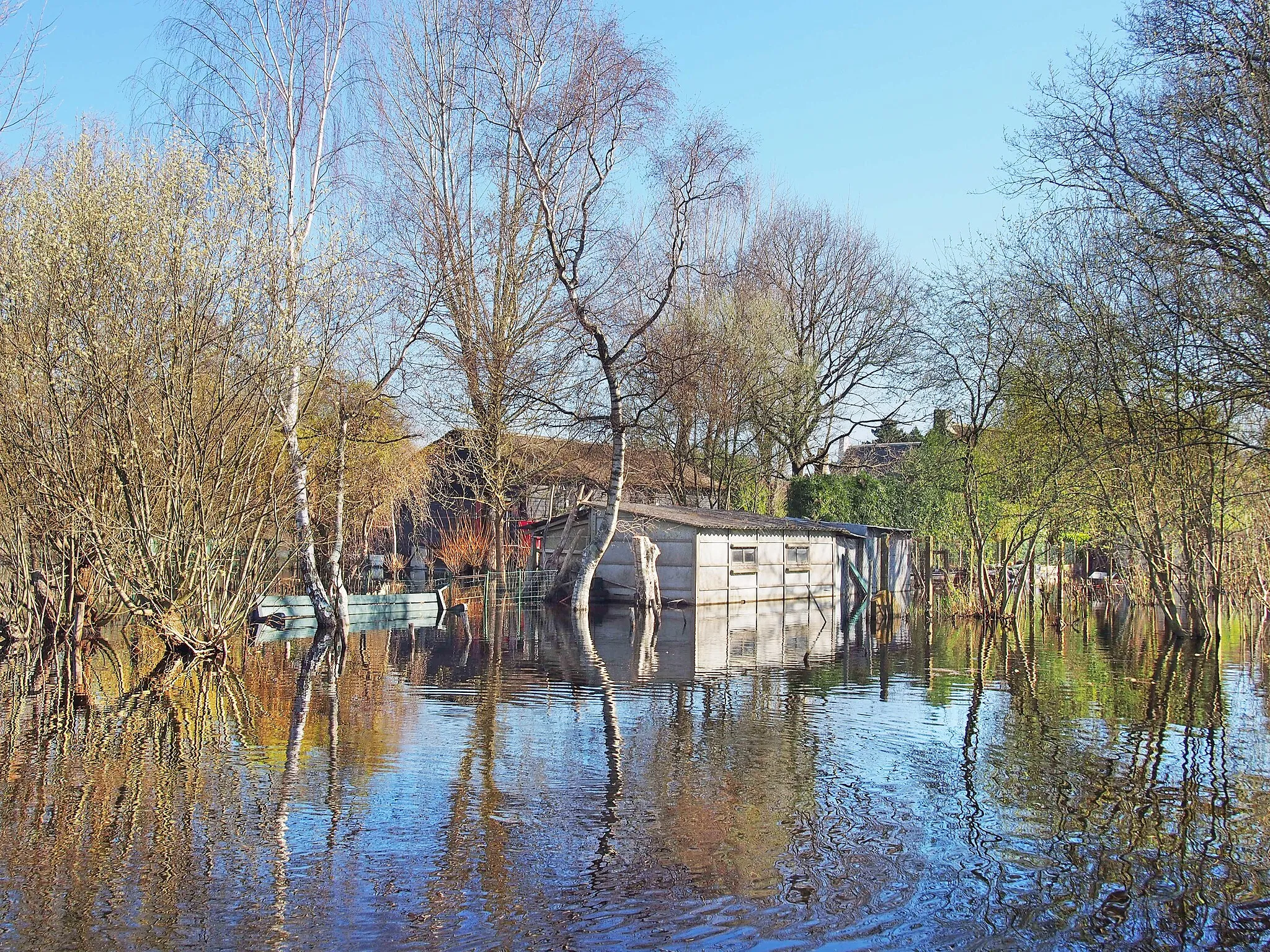 Photo showing: Le Parc naturel régional de la Brière : les Marais Indivis de Grande Brière Mottière (région : Pays de la Loire, département : Loire-Atlantique, commune : Saint-Joachim). Maisons de Brière ont toutes leur accès particulier à la "curée", où est stationné le chaland familial.