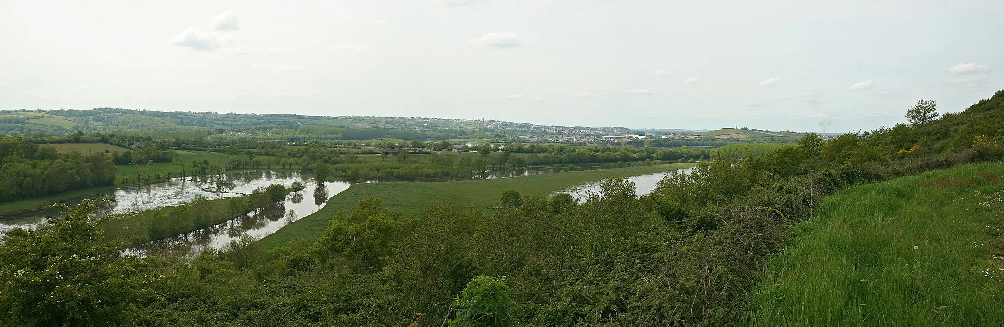 Photo showing: Panoramic view of the Layon valley from Les moulins d'Ardenay (Litt. the Ardenay windmills) in Maine-et-Loire, France. In this picture, the Layon is flooding in the nearby fields, which is rather common in  spring.