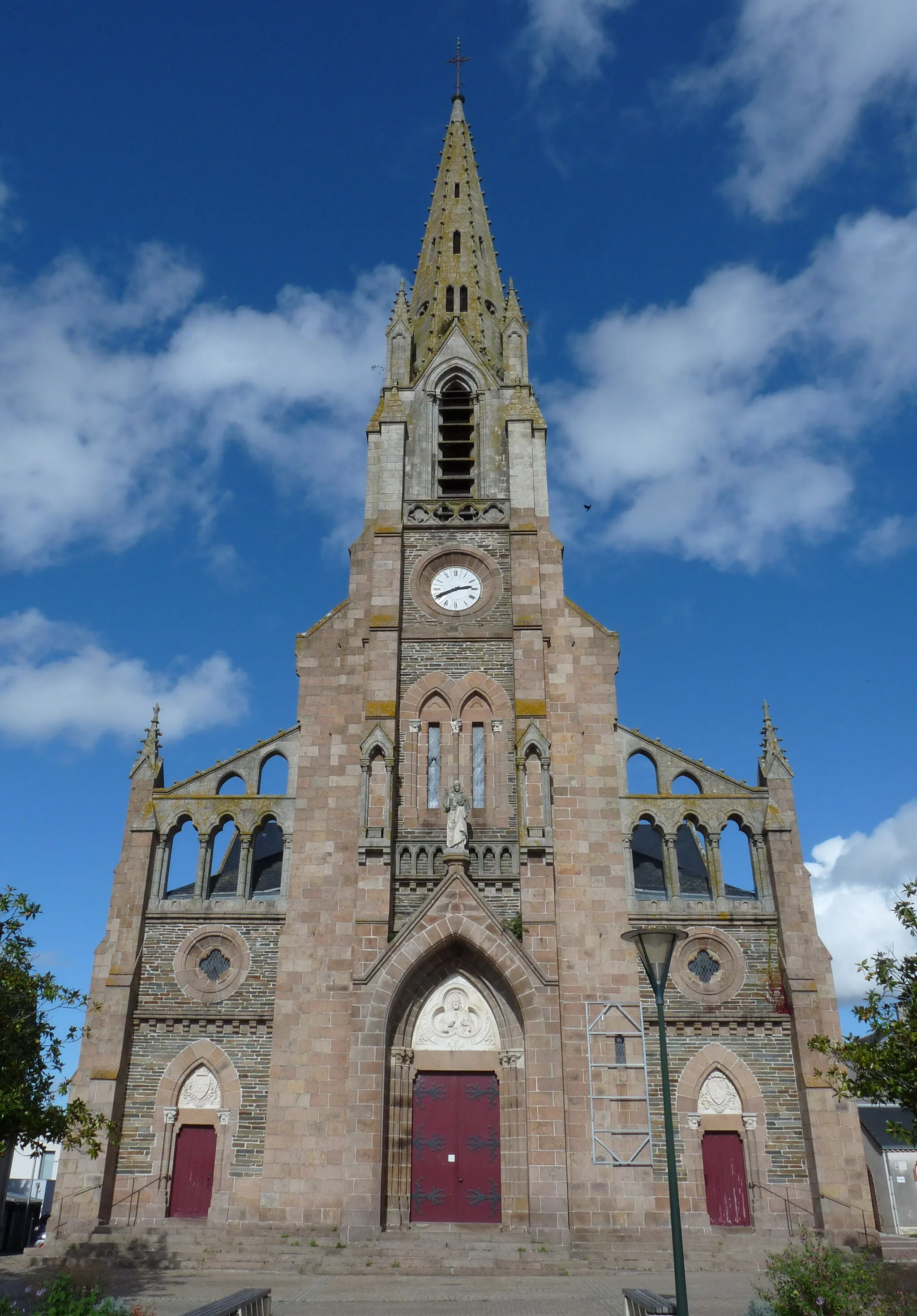 Photo showing: Extérieur de l'église Saint-Macaire à Saint-Macaire-en-Mauges (49).