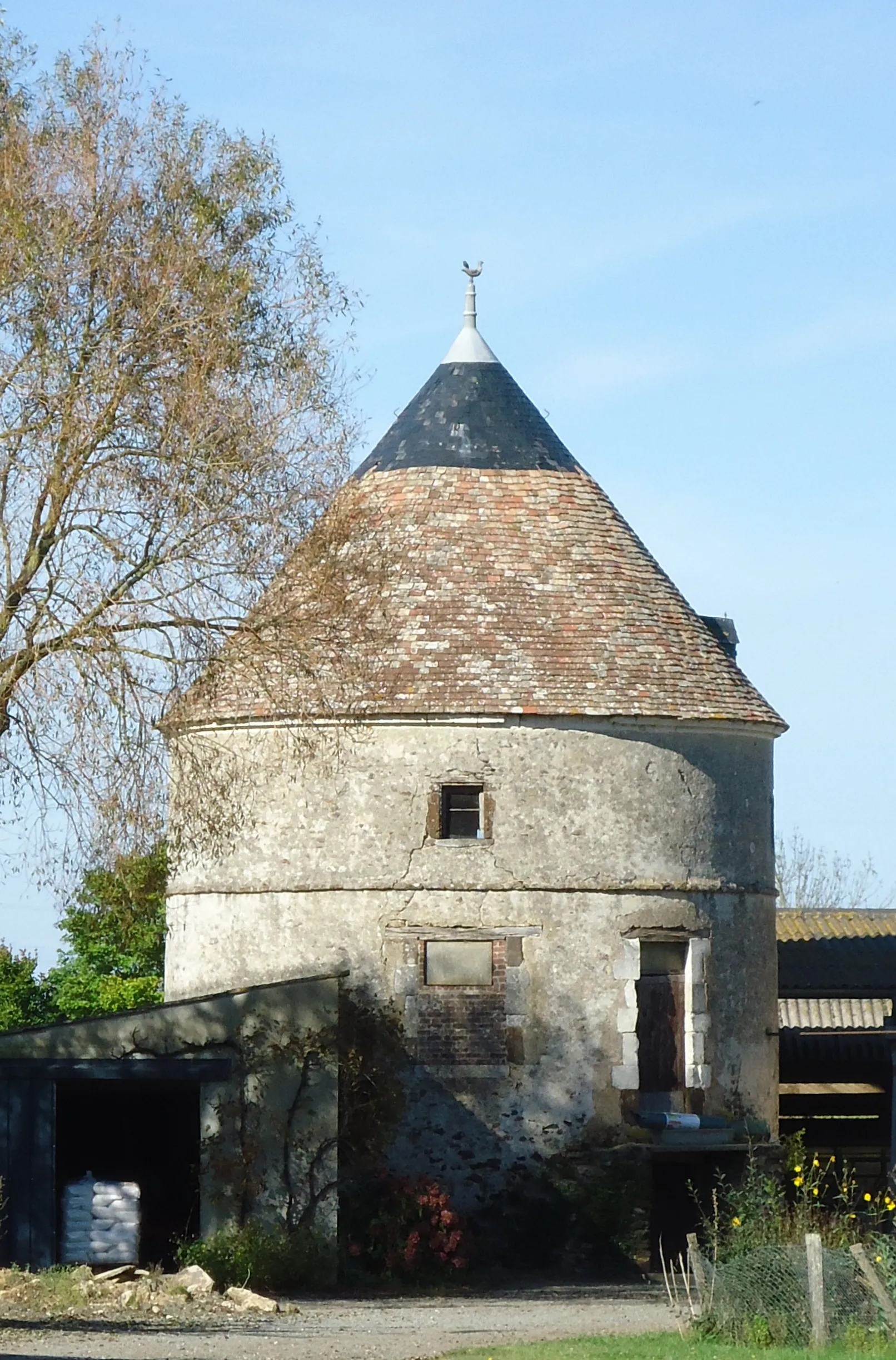 Photo showing: Pigeonnier du château (ancien) de la Fontaine - Saint-Mars-d'Outillé - Sarthe (72)