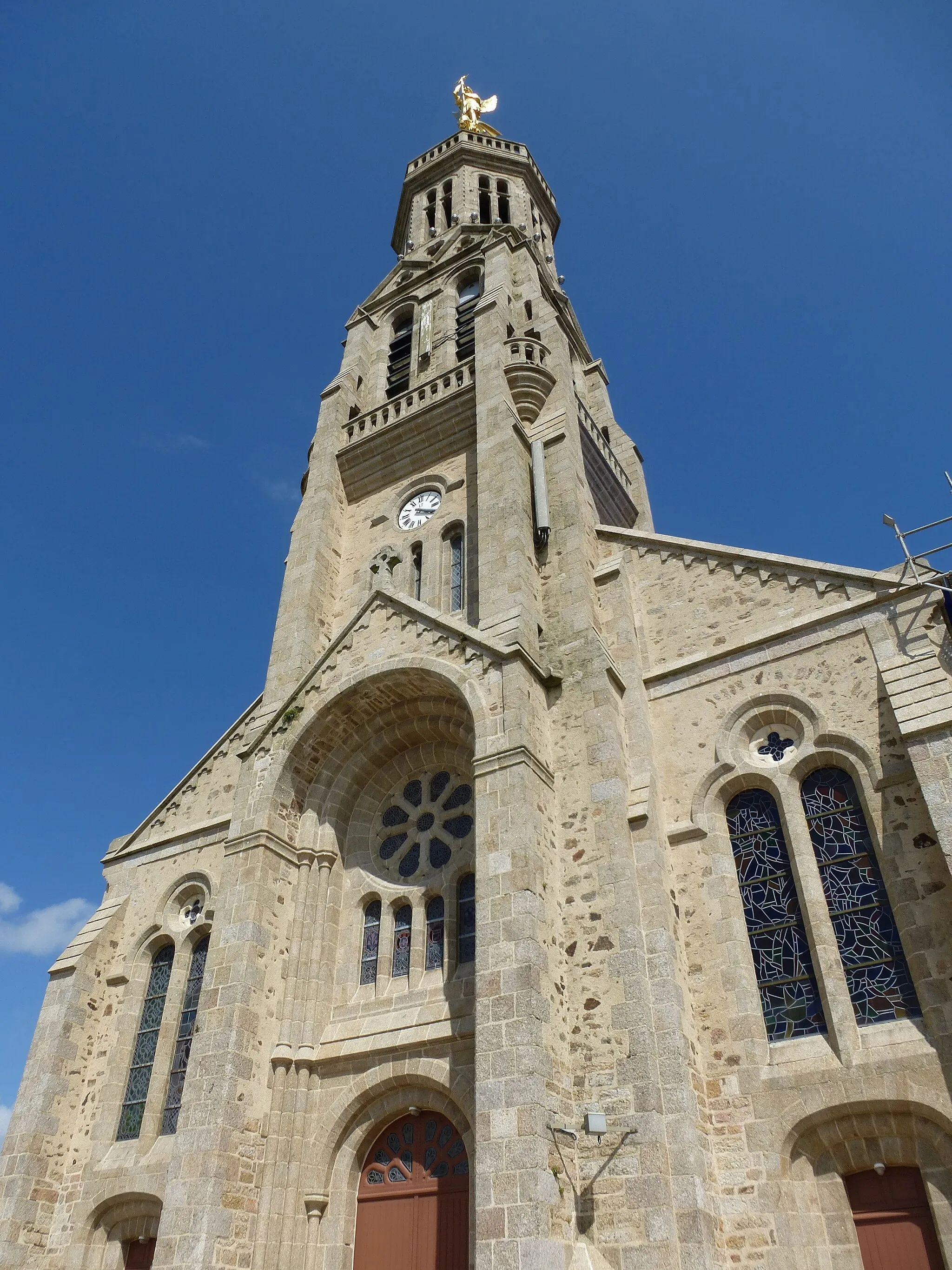 Photo showing: Façade de l'église de saint michel