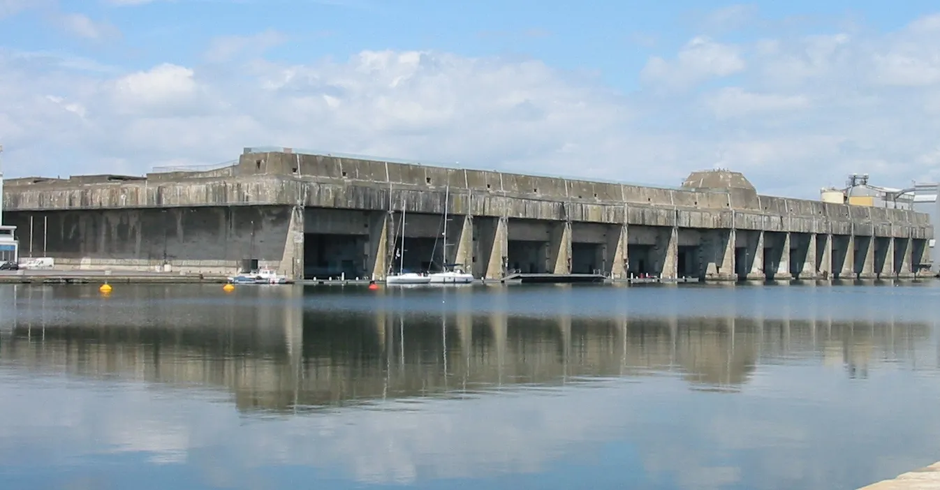 Photo showing: Submarine base of Saint-Nazaire. It holds today a museum and some commercial activities.