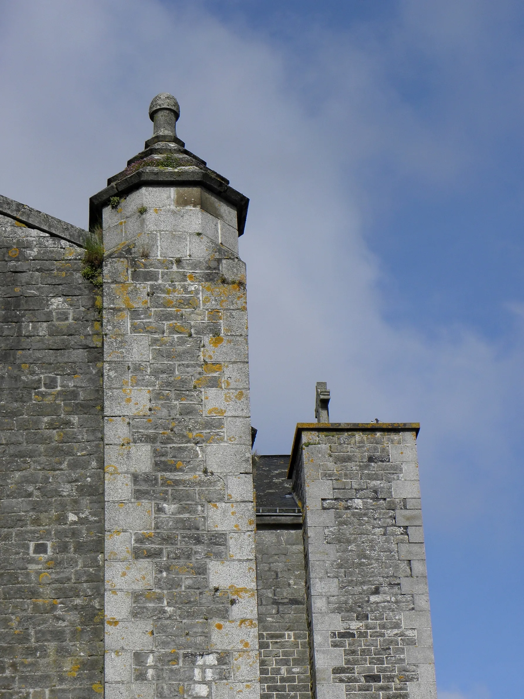 Photo showing: Extérieur de l'église saint-Ouen de Saint-Ouën-des-Toits (53). Façade est. Détail.