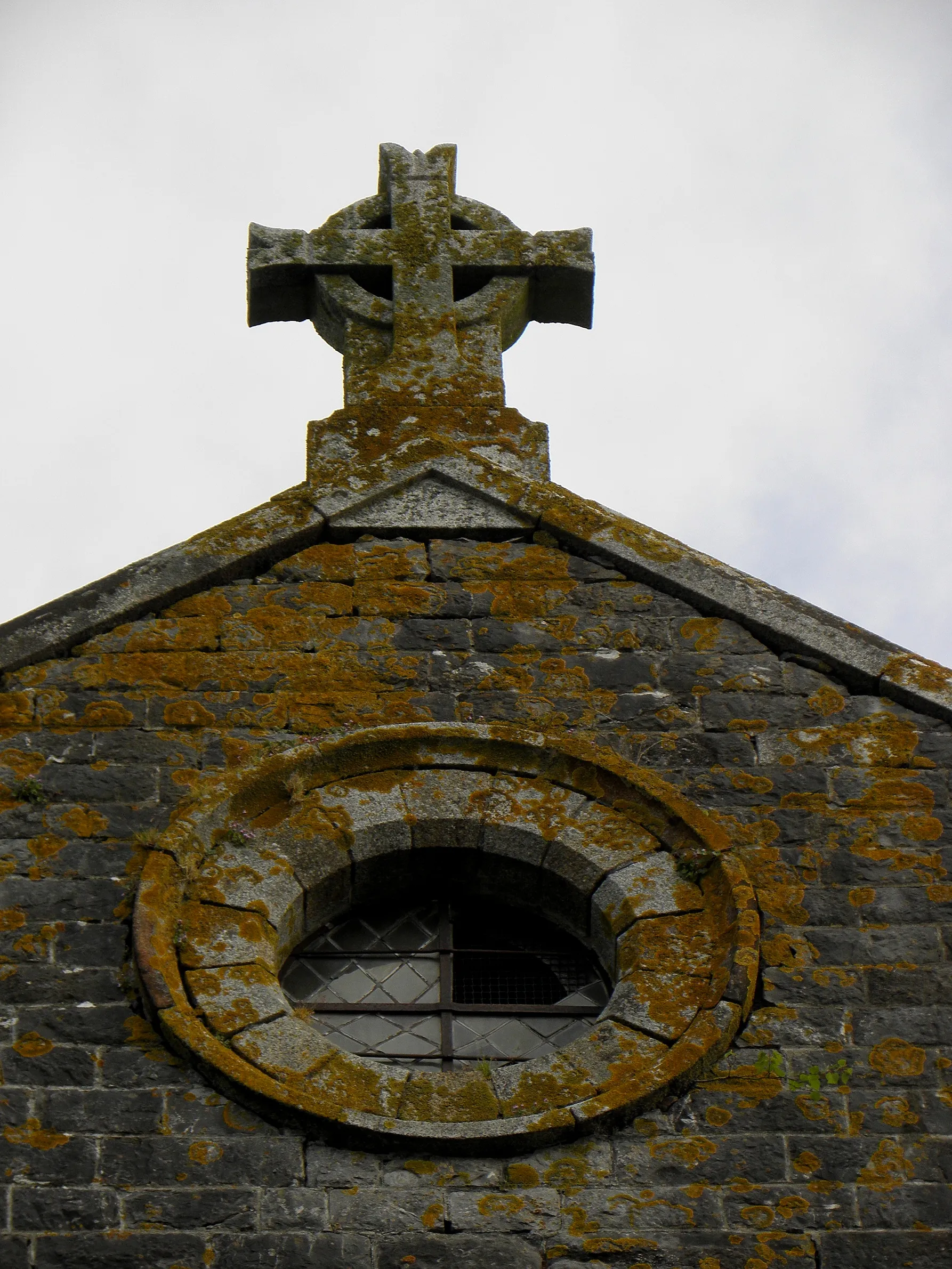 Photo showing: Extérieur de l'église saint-Ouen de Saint-Ouën-des-Toits (53). Façade sud. Croix sommitale du pignon.