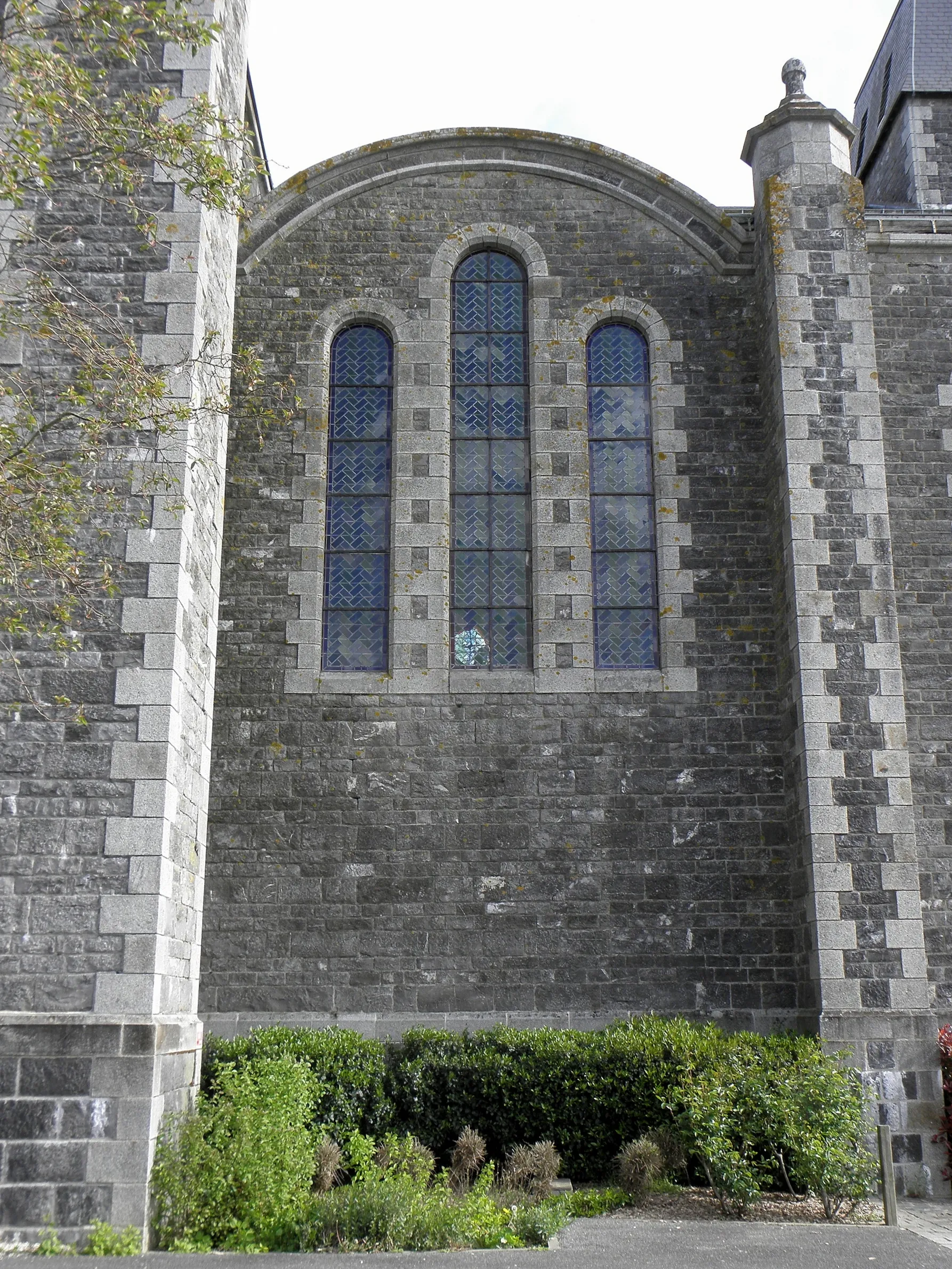 Photo showing: Extérieur de l'église saint-Ouen de Saint-Ouën-des-Toits (53). Façade sud. 1ère travée.