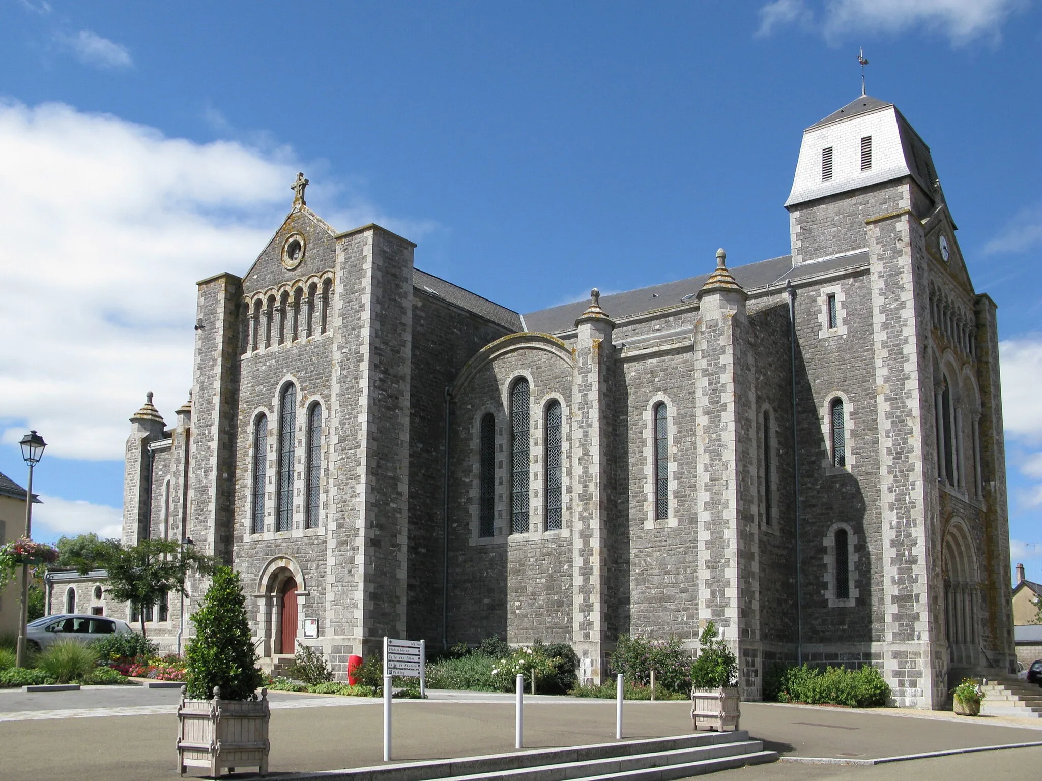 Photo showing: Église de Saint-Ouën-des-Toits