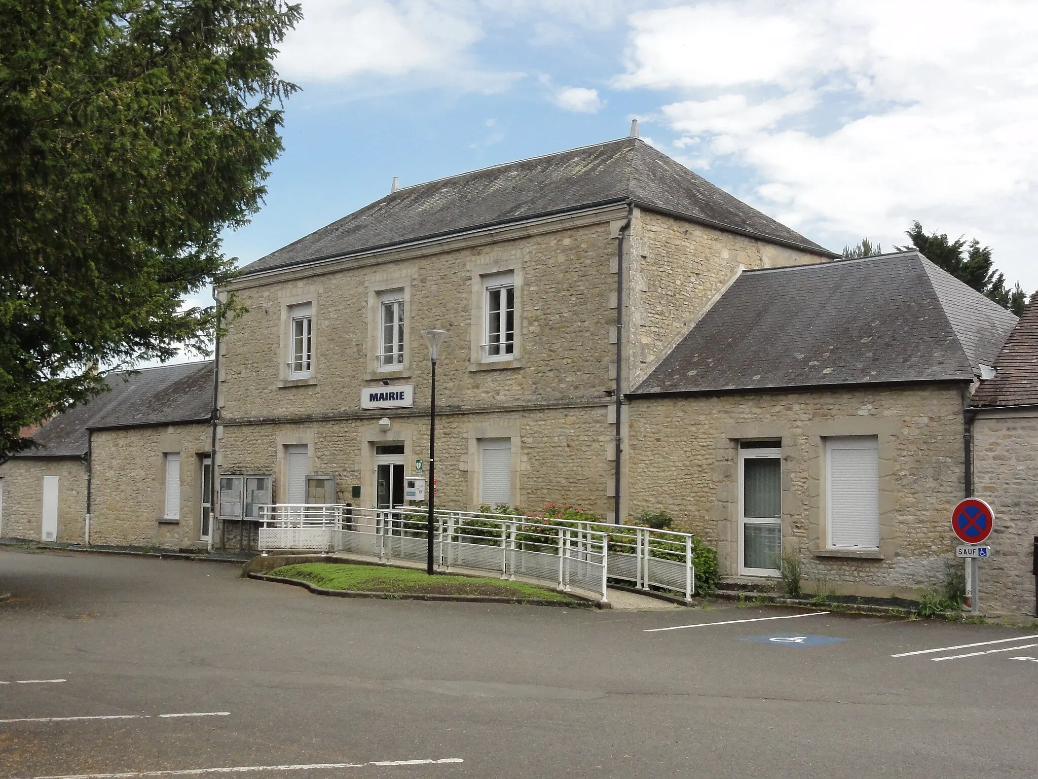 Photo showing: Saint-Paterne (Sarthe) mairie