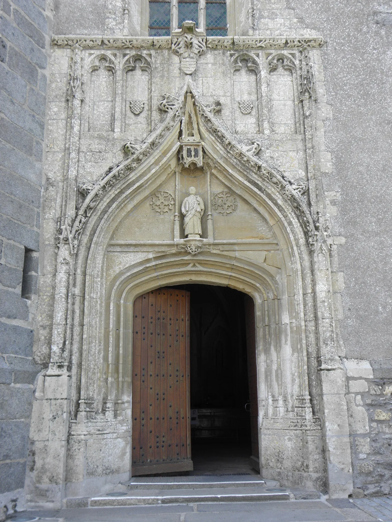 Photo showing: Église Saint-Pierre de Saint-Pierre-du-Chemin (85). Portail occidental.