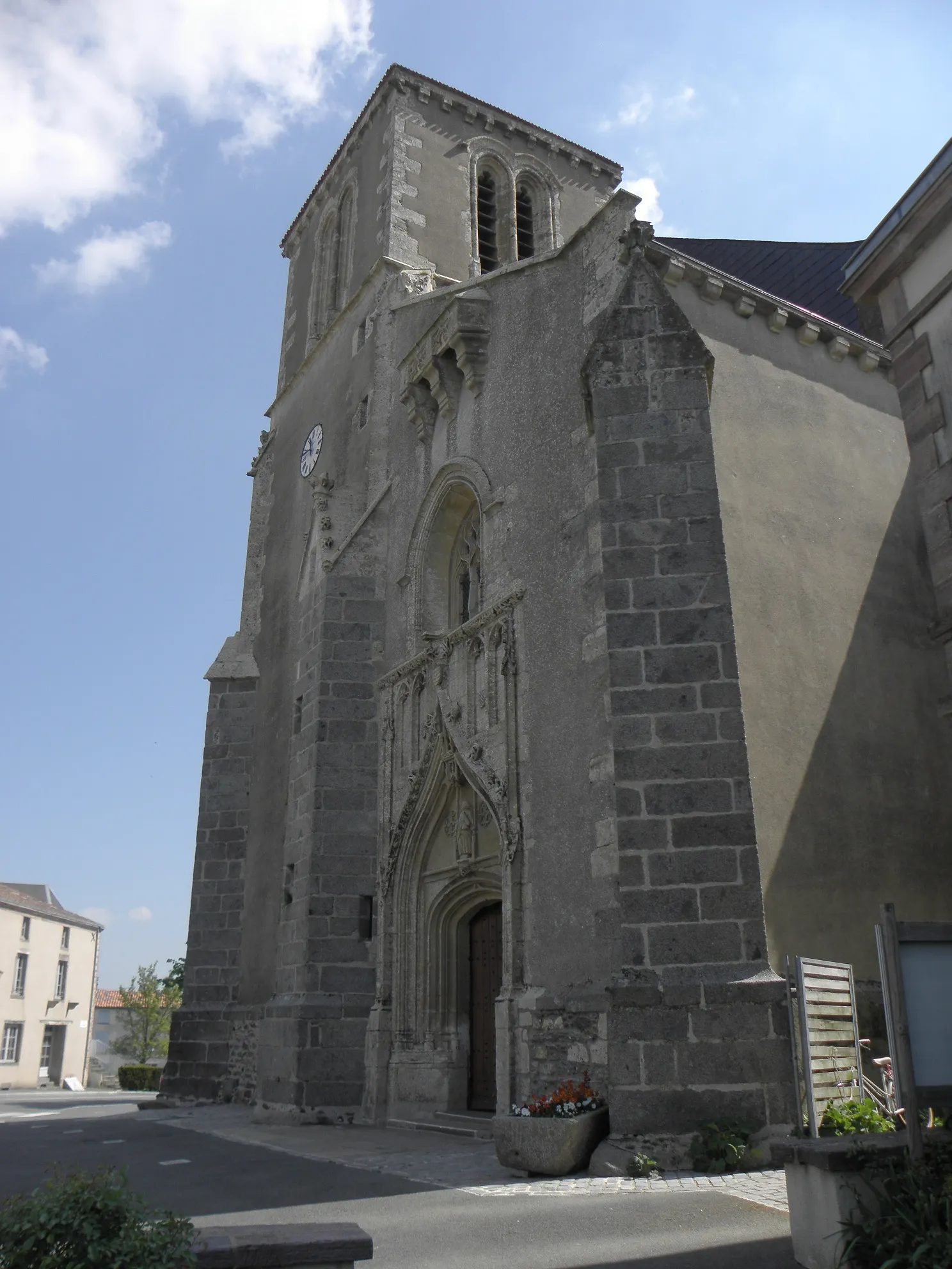 Photo showing: Église Saint-Pierre de Saint-Pierre-du-Chemin (85). Façade occidentale.