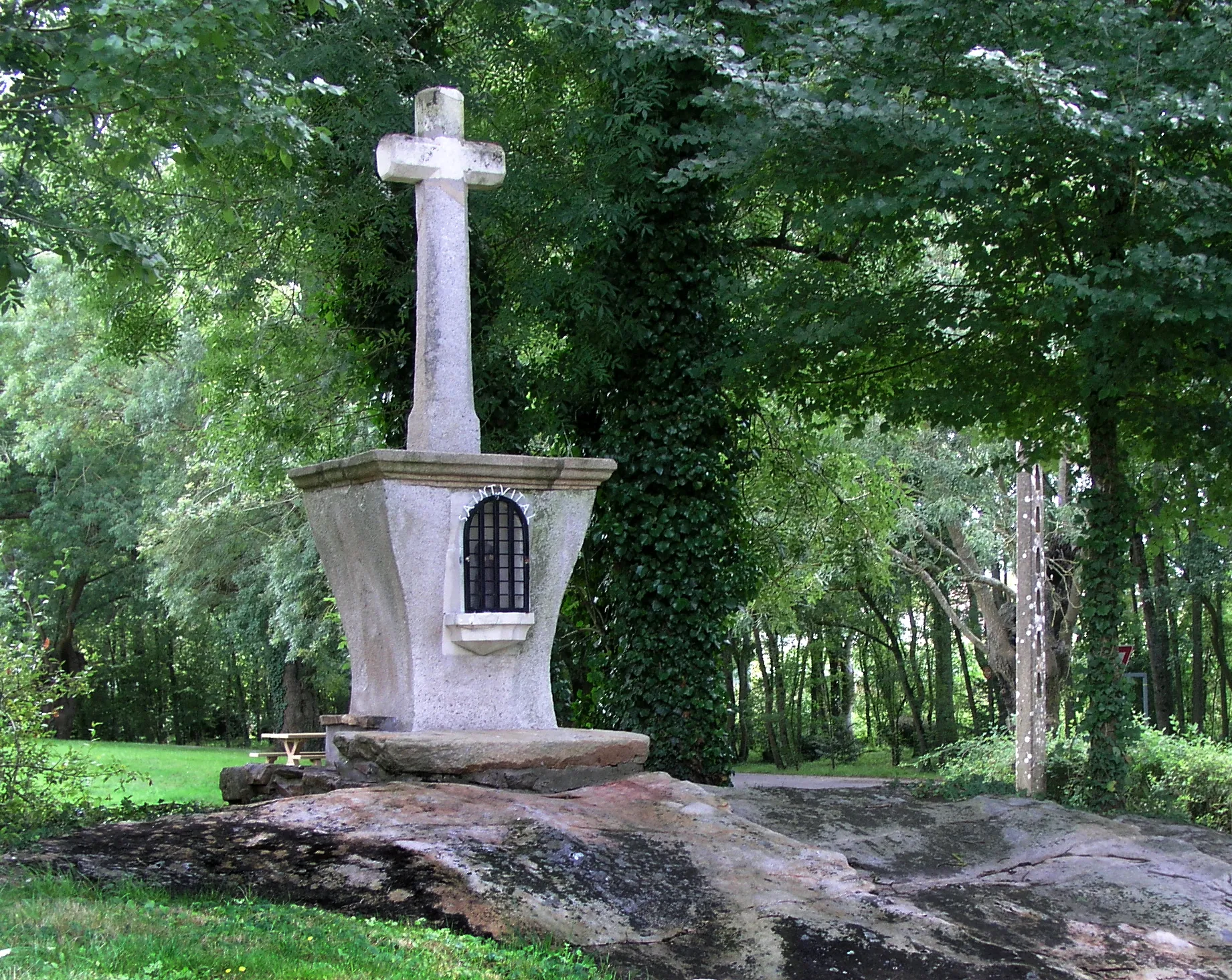 Photo showing: La pierre Cantin est surmontée d'une croix en pierre (1845) dédiée à saint Vital, Saint-Viaud, Loire-Atlantique, France.