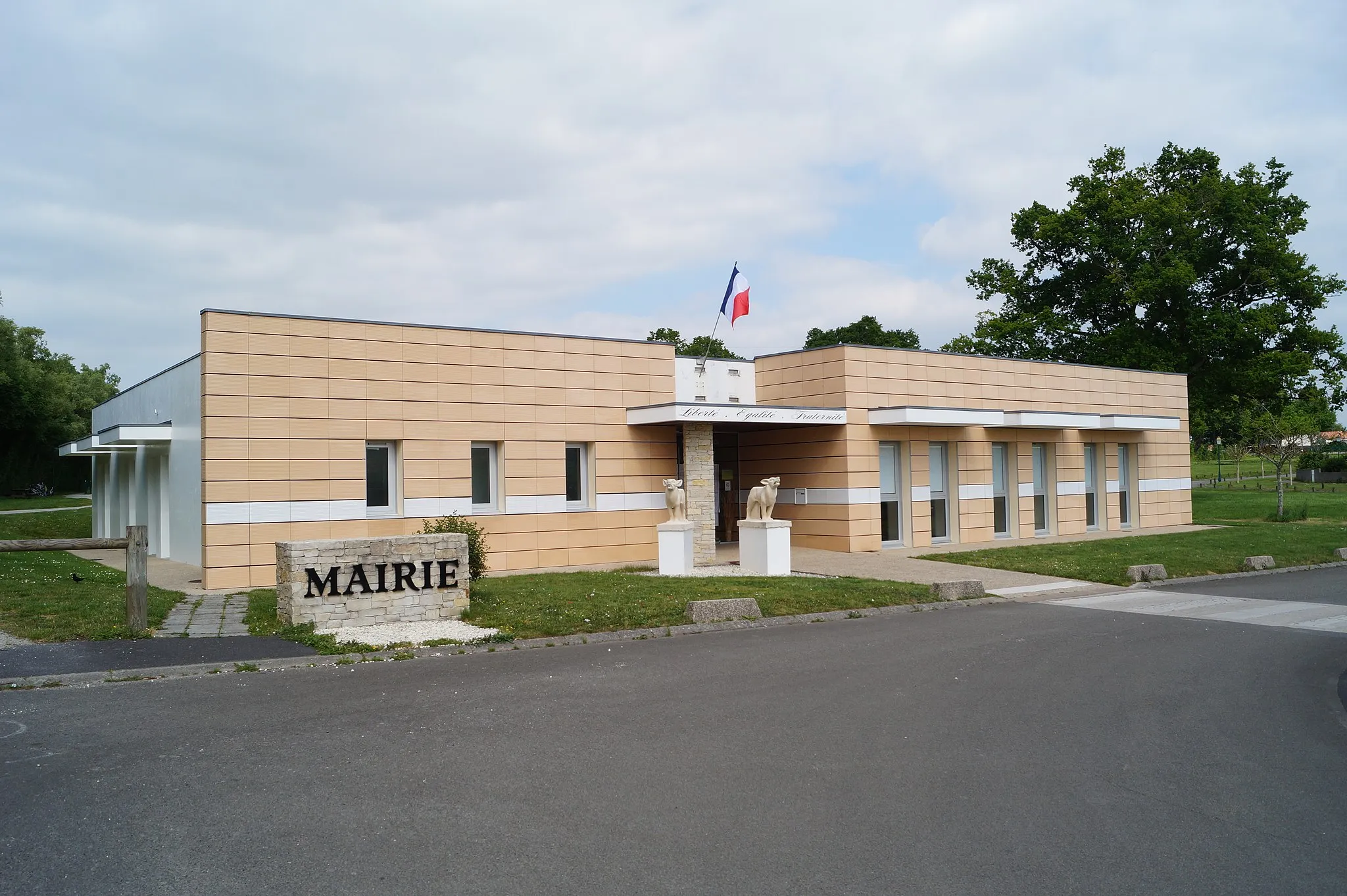 Photo showing: La mairie de Sainte-Flaive-des-Loups.