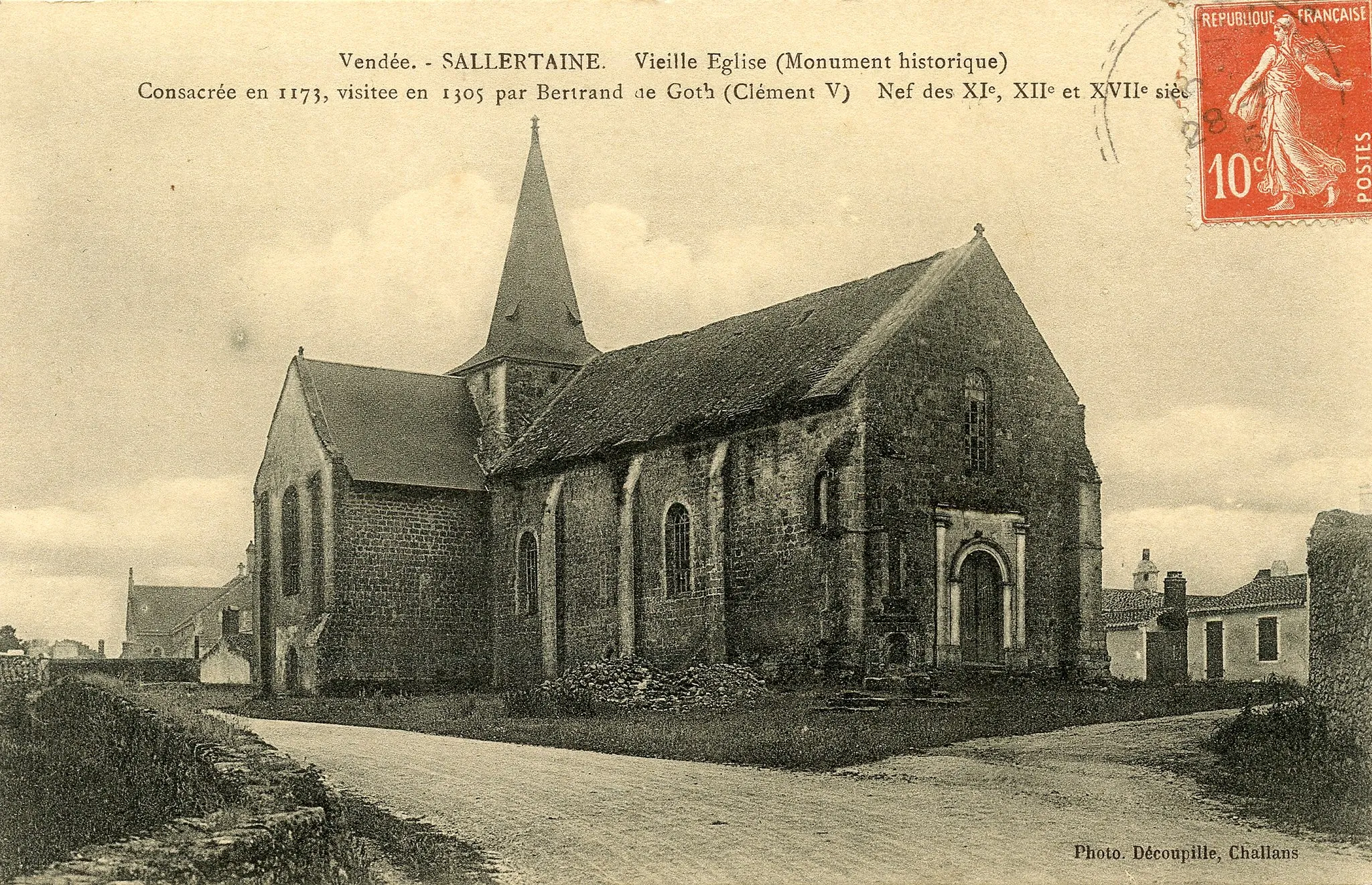 Photo showing: Postcard of the ancient church at Sallertaine, department of Vendée, in France. Photo. Découpille, Challans. Posted in 1912. Collotype.
