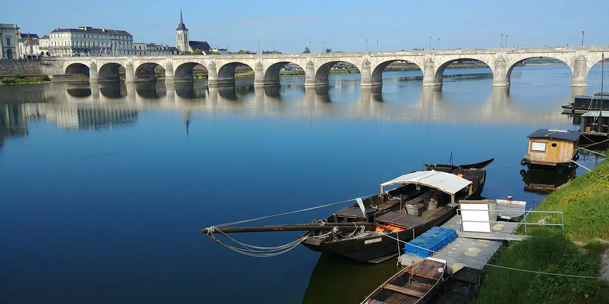 Photo showing: El rio Loira pasando por Saumur (puente Cessart – ruta D947).
