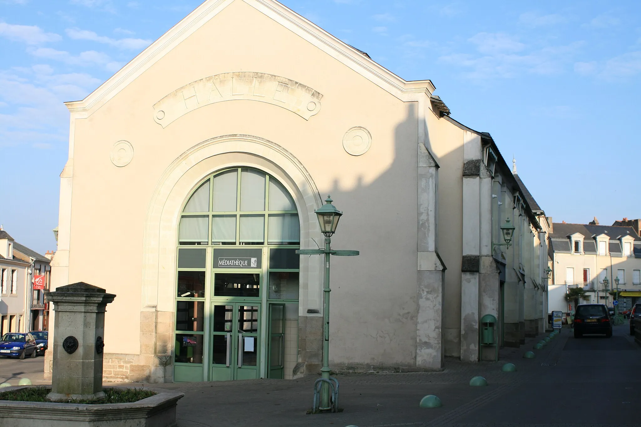 Photo showing: Market hall of Savenay, Loire-Atlantique, France. This is the SE side, devoted to the market.