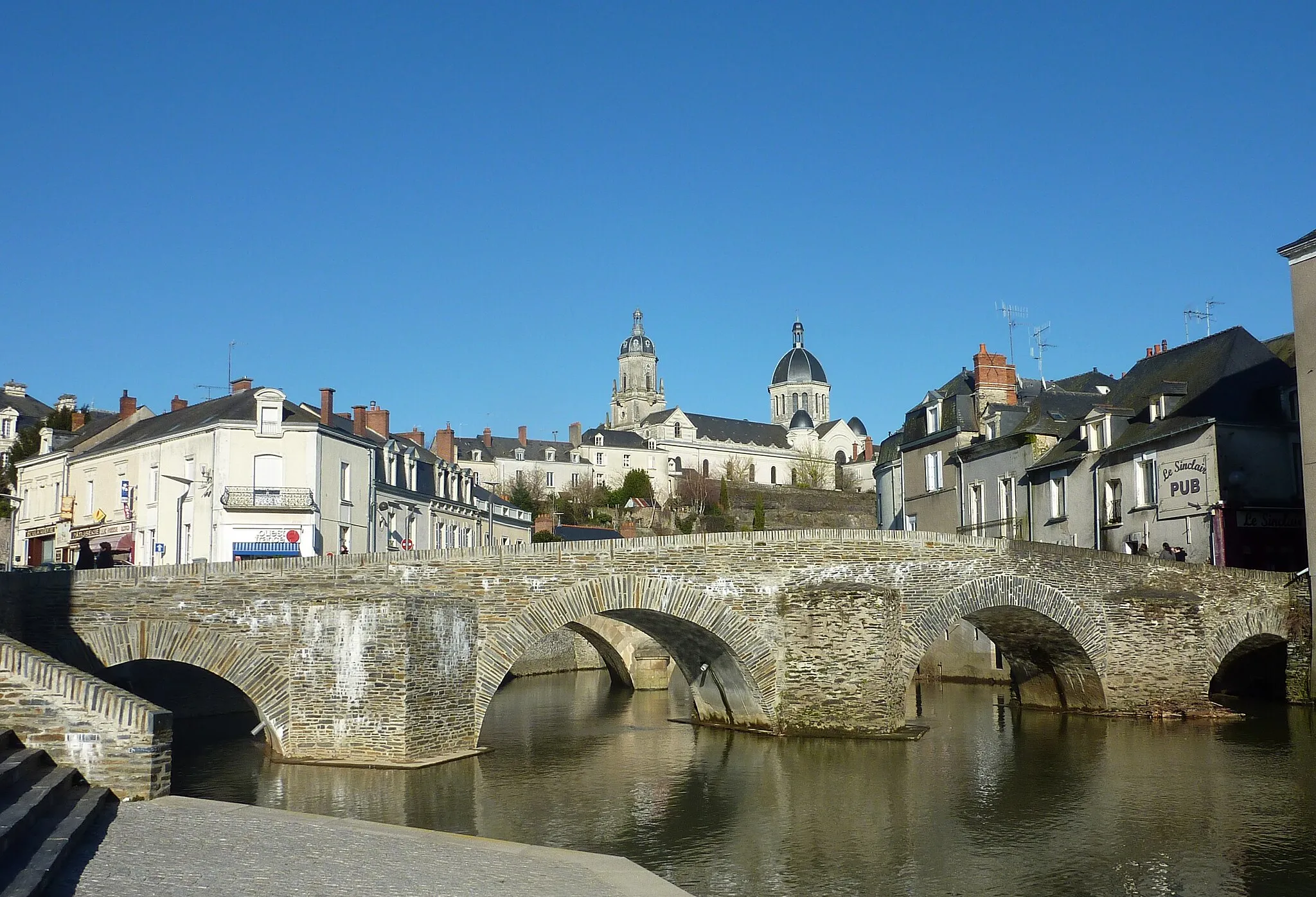 Photo showing: Vue d'ensemble avec l'Église Sainte Madeleine