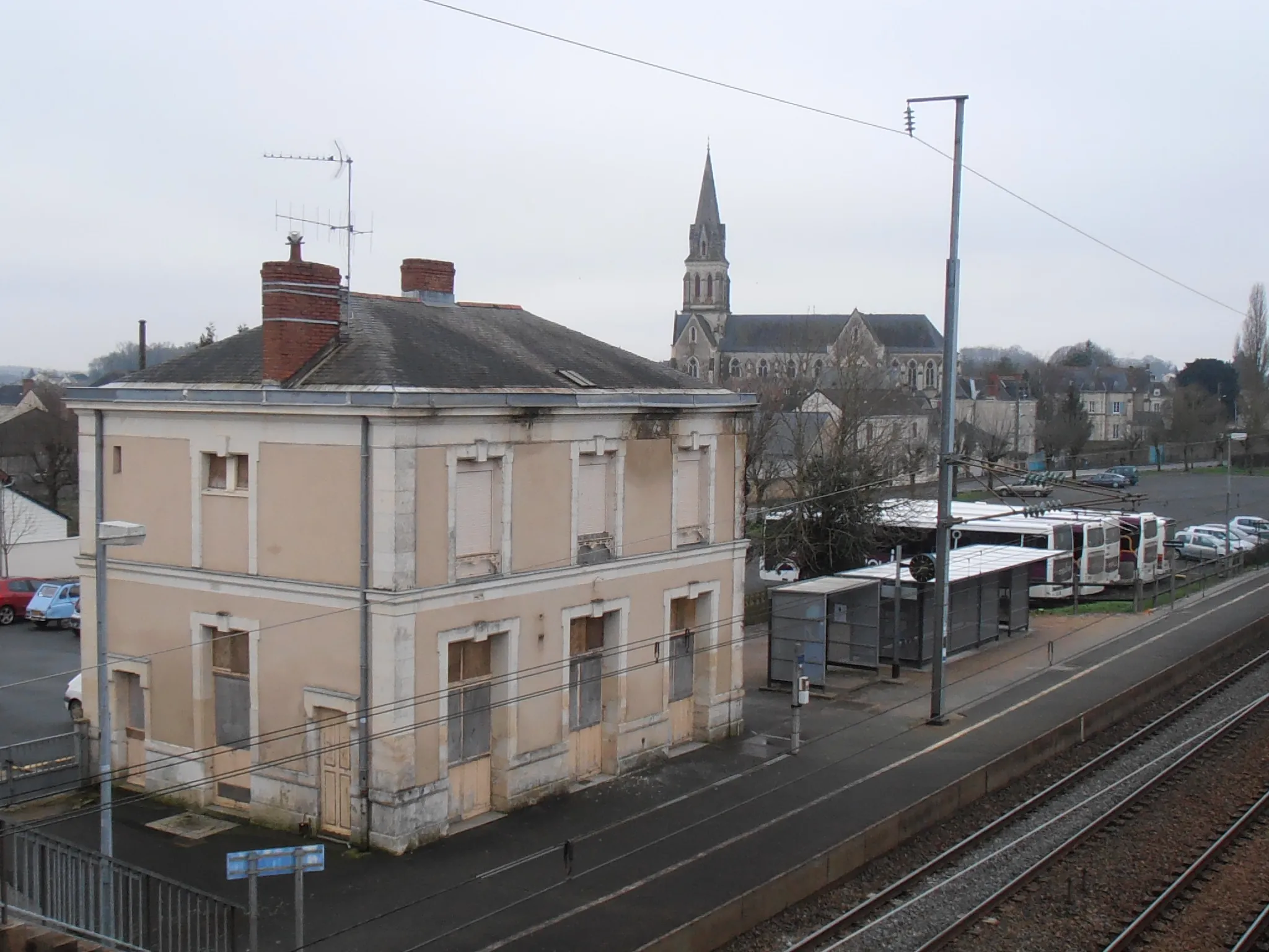 Photo showing: Le bâtiment de la gare de Tiercé (Maine-et-Loire, France) vu de la passerelle avec le village dans le fond.