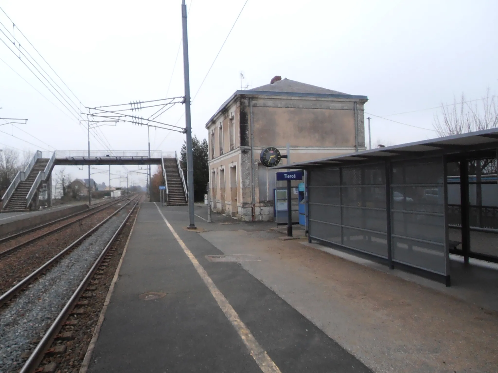 Photo showing: Le bâtiment de la gare de Tiercé (Maine-et-Loire, France) et les voies en direction du Mans.