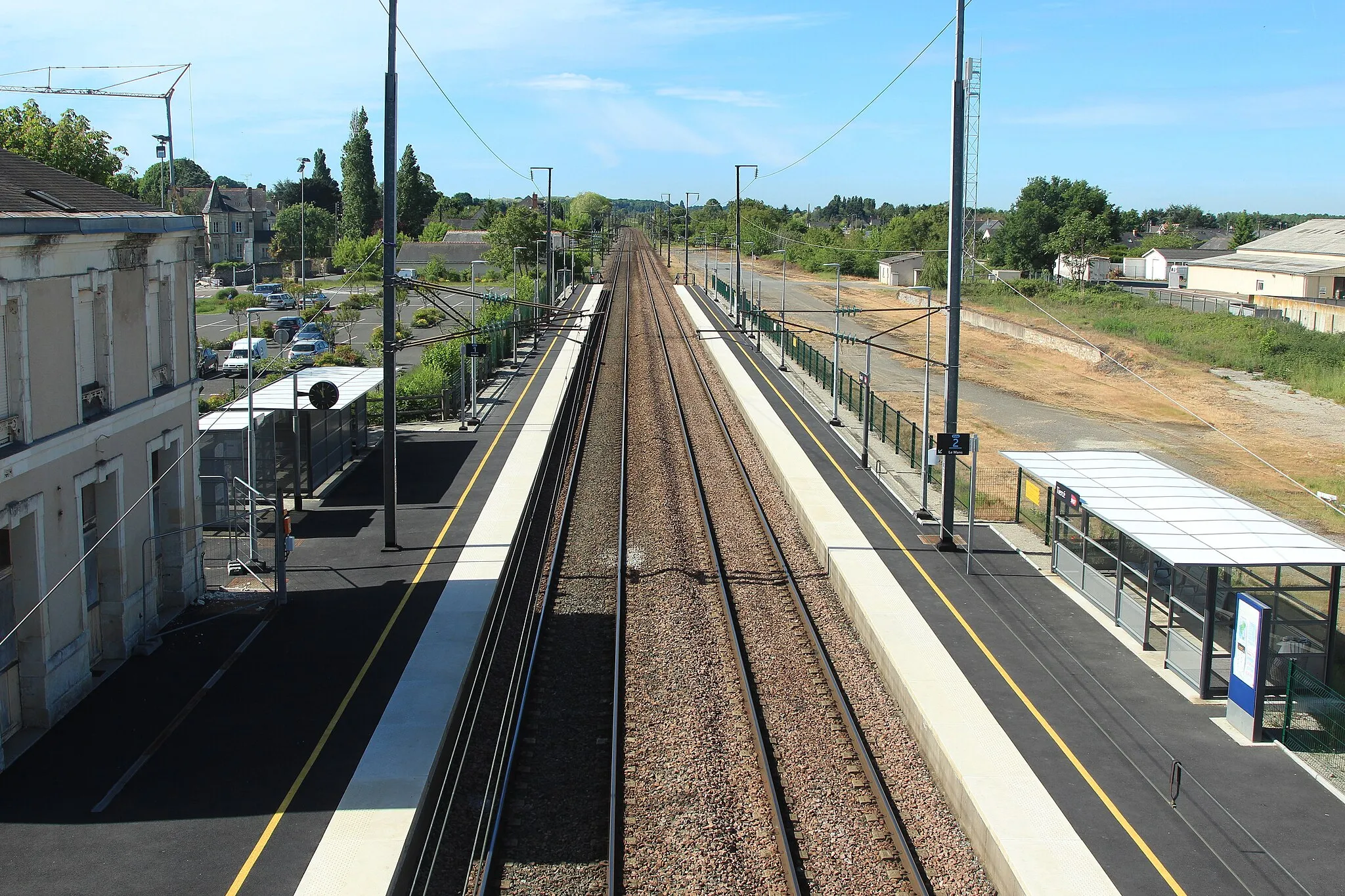 Photo showing: Vue des quais et voies de la gare de Tiercé, en direction d'Angers.