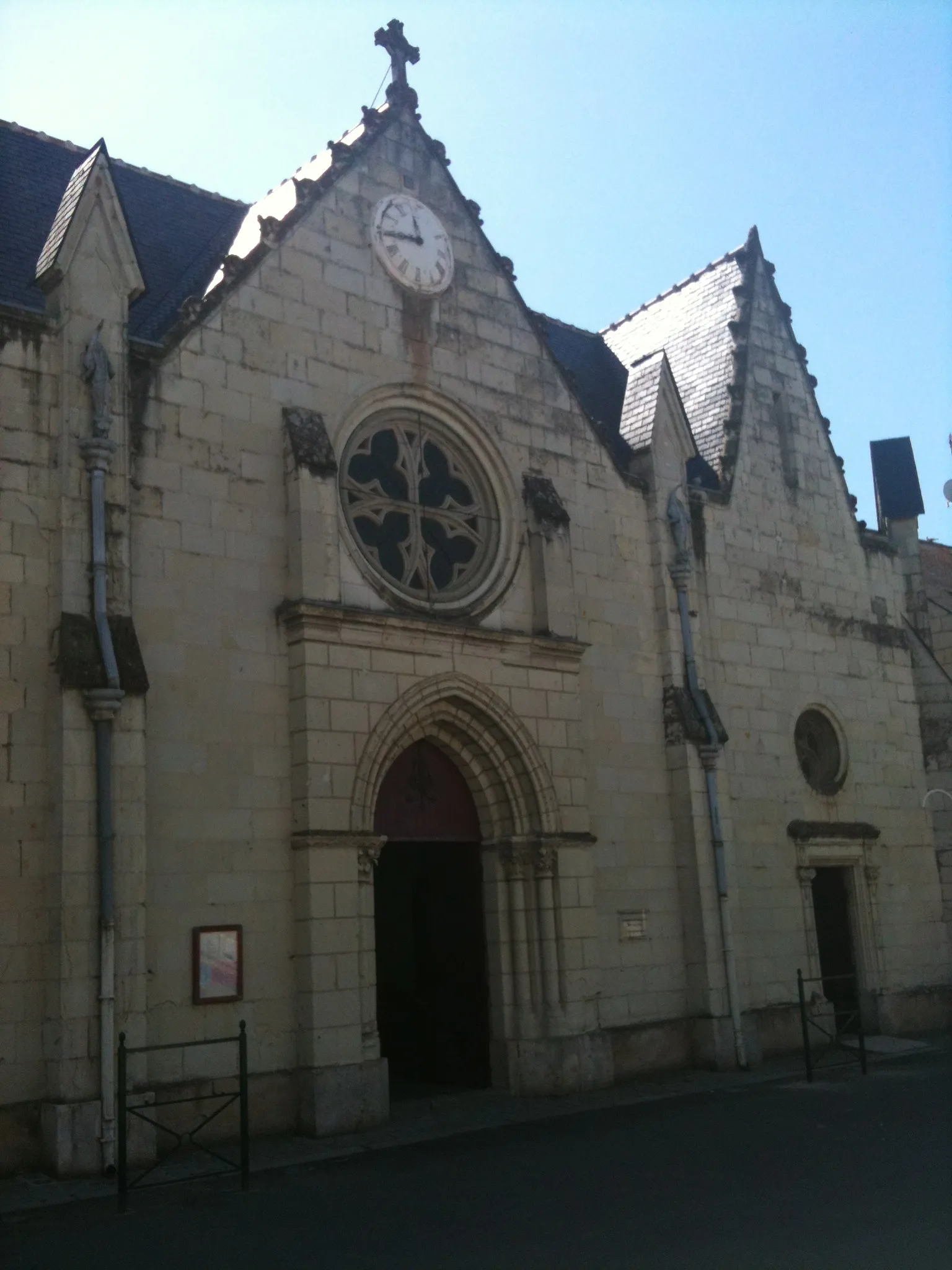 Photo showing: Facade de l'Eglise de Varennes-sur-Loire