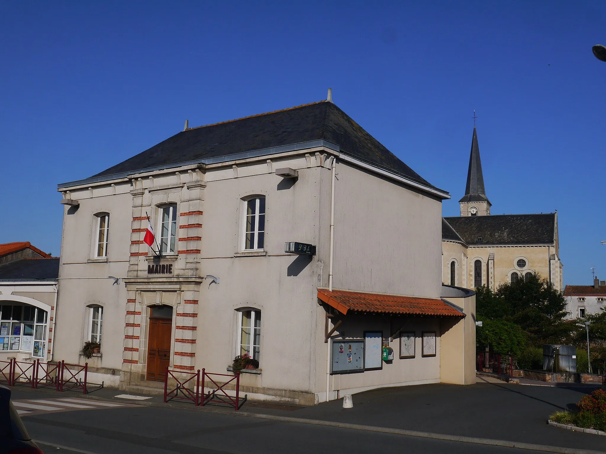 Photo showing: La mairie d'Yzernay (Maine-et-Loire, France).