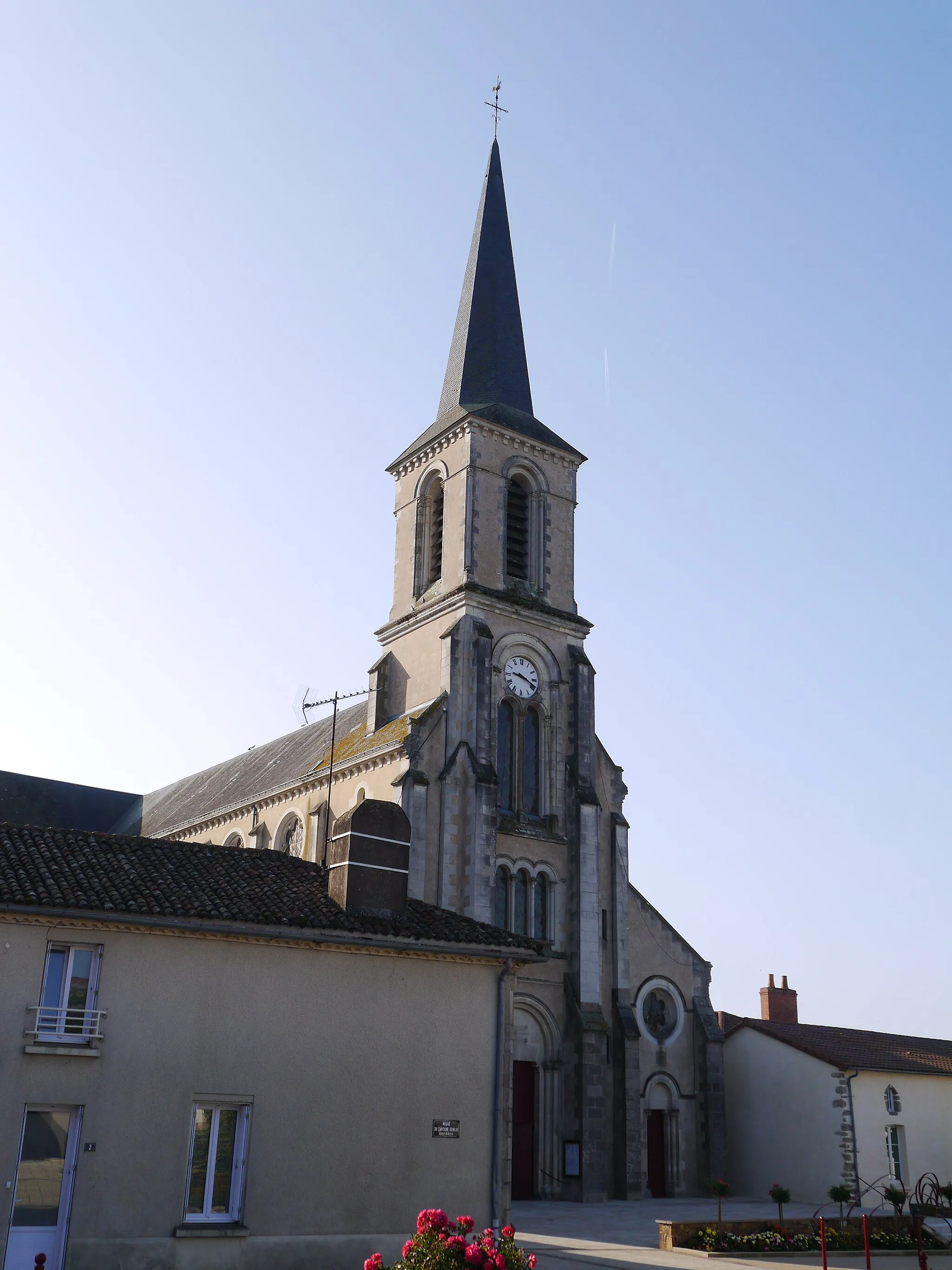 Photo showing: L'église Saint-Hilaire d'Yzernay (Maine-et-Loire, France).