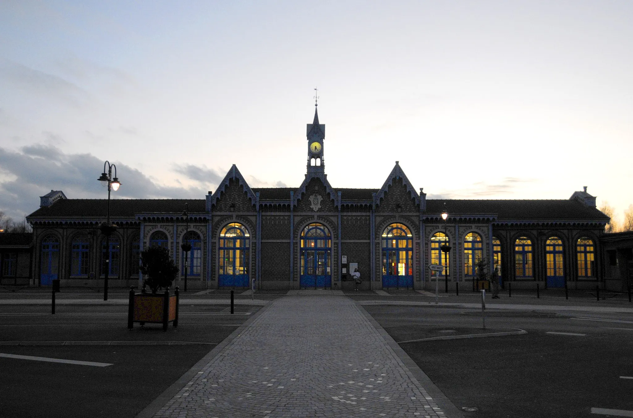 Photo showing: Abbeville (Somme, France) -
La gare, un soir de février..
.