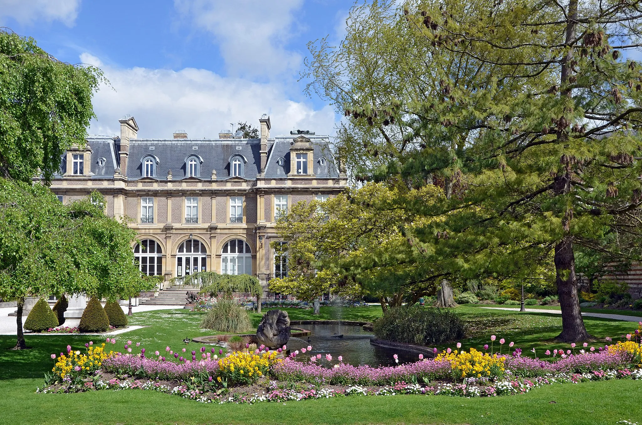 Photo showing: Garden and ancient hotel d'Emonville (now library), Abbeville,  Somme, Picardie, France