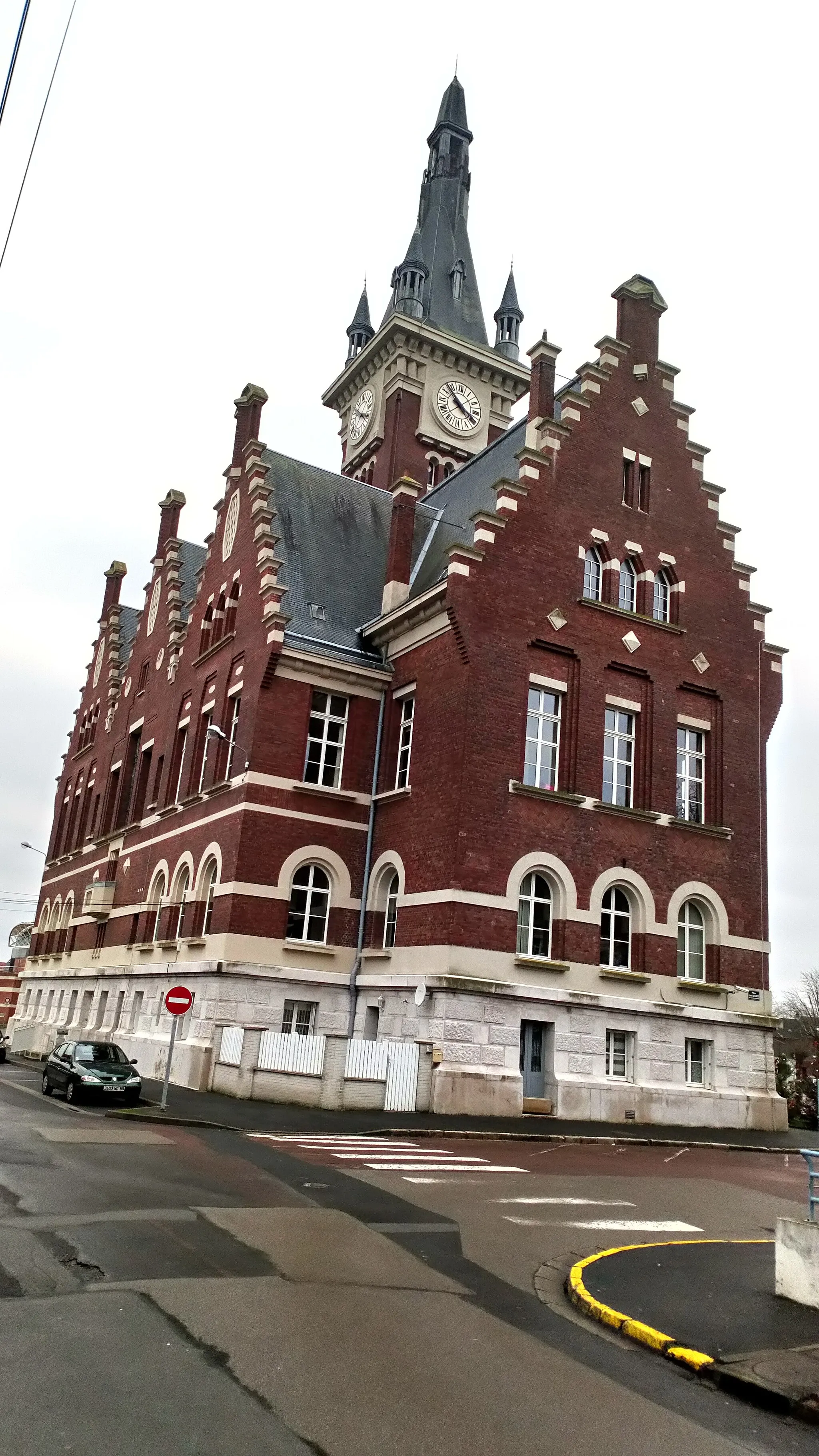 Photo showing: Albert (Somme), pignon est de l'hôtel de ville.