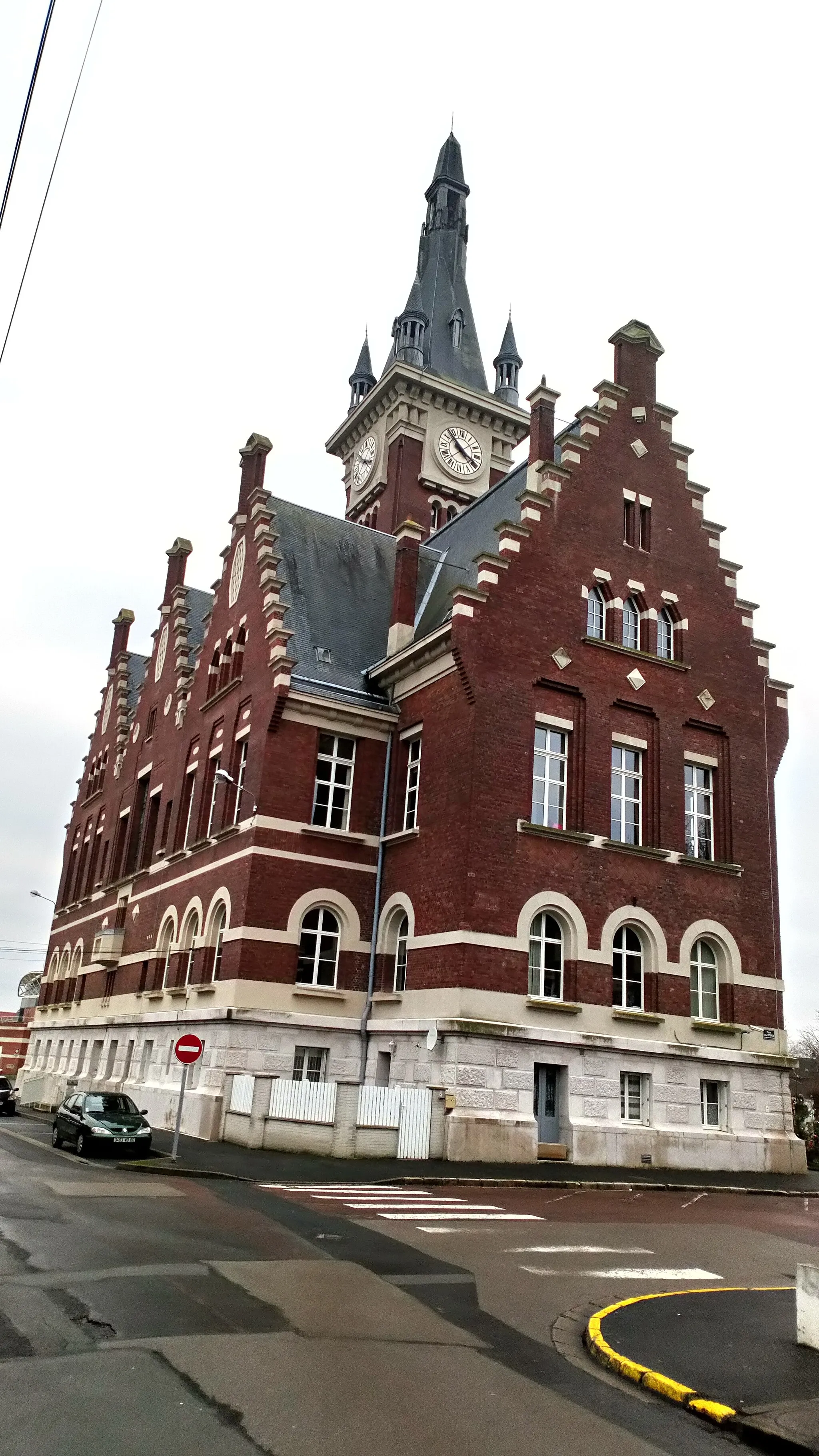 Photo showing: Albert (Somme), pignon est de l'hôtel de ville.