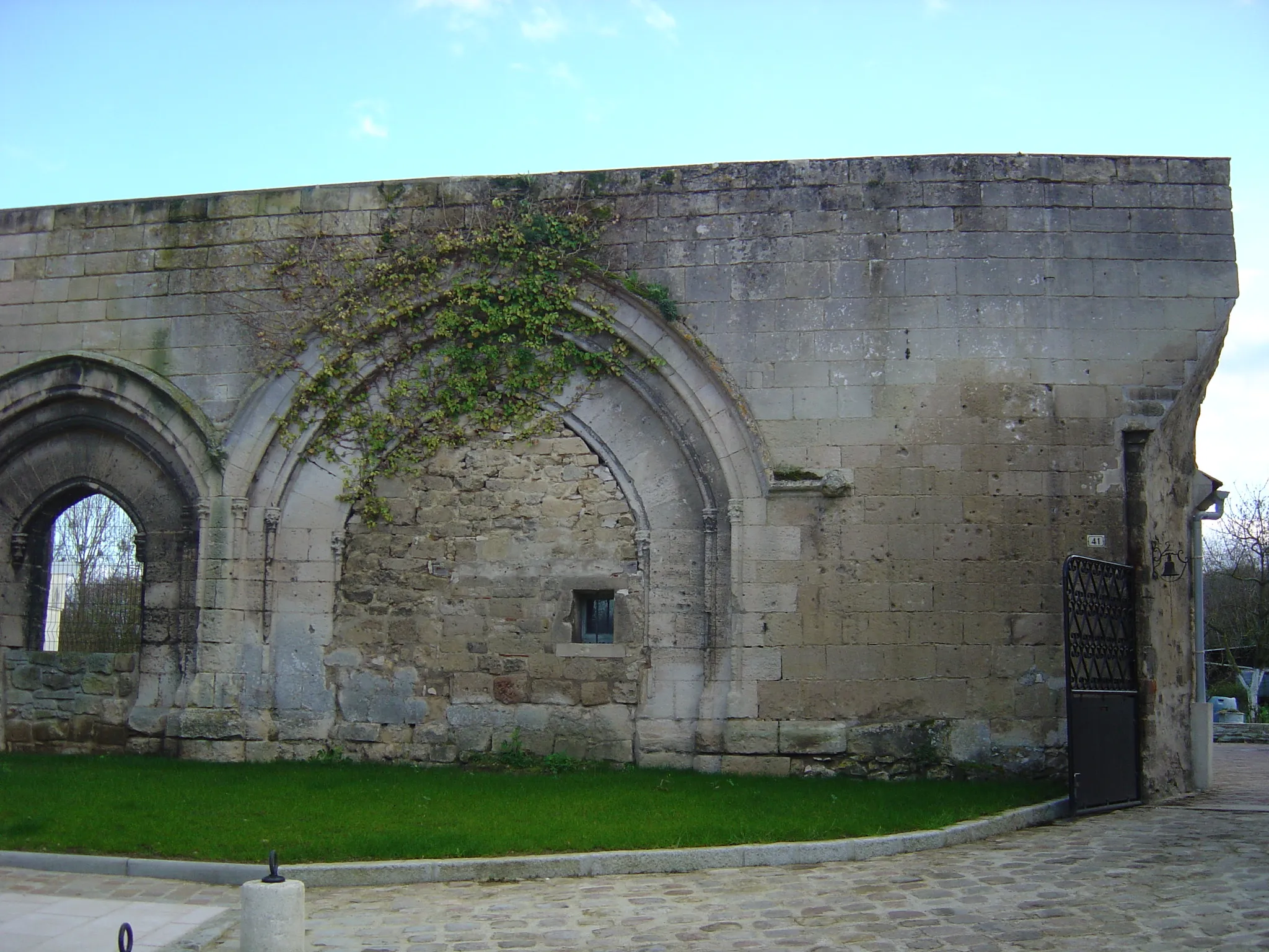 Photo showing: photo du double portail des anciens bâtiments de la prévôté d'Angicourt