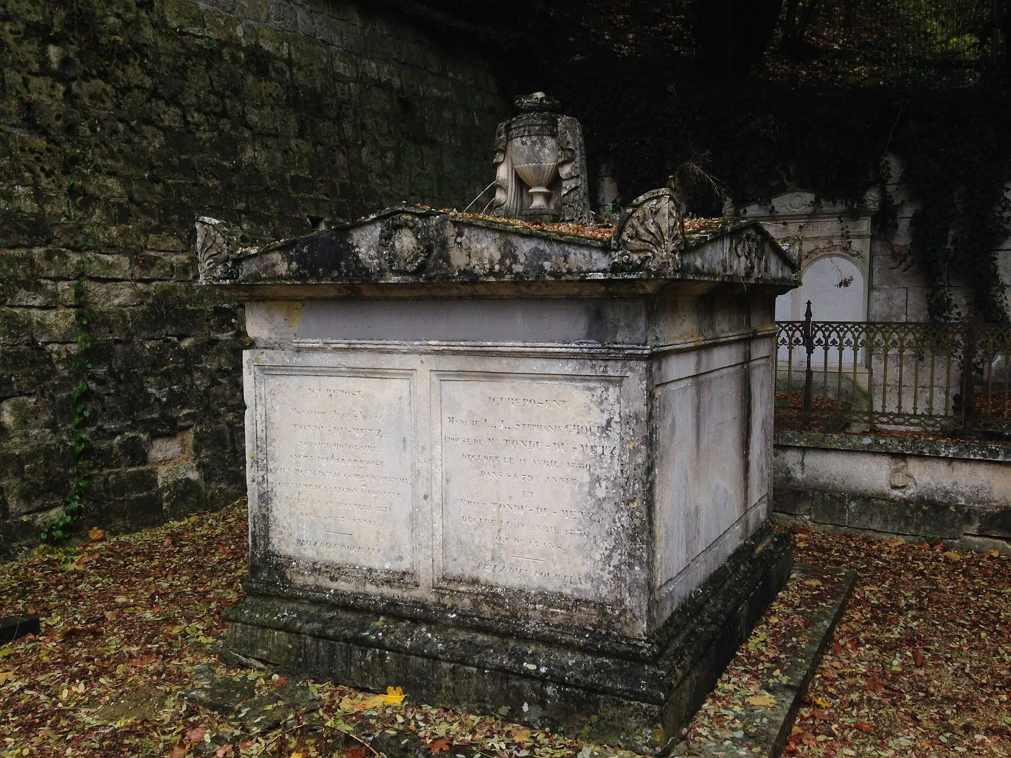 Photo showing: Sépulture de Jean-Isaac et Stéphanie Tondu du Metz, à Attichy (France, département de l'Oise), le 10 novembre 2018.