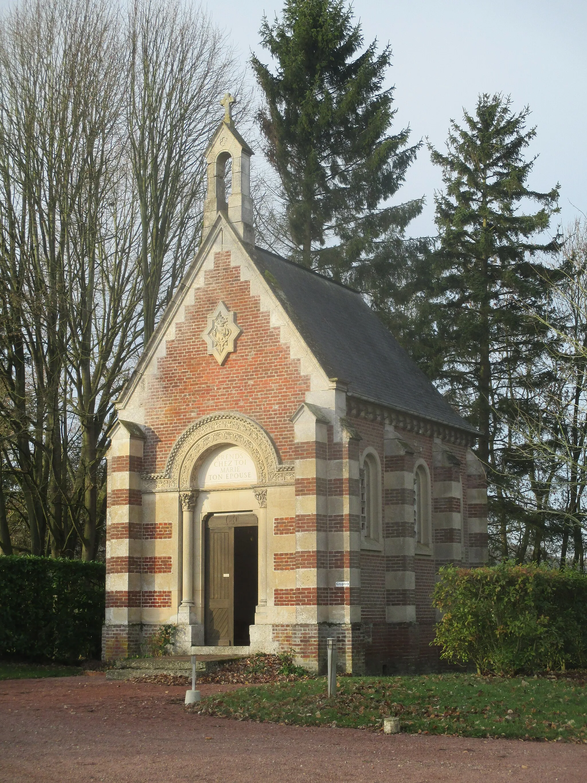 Photo showing: Chapelle du château de Troussures donnant dans le jardin de devant.