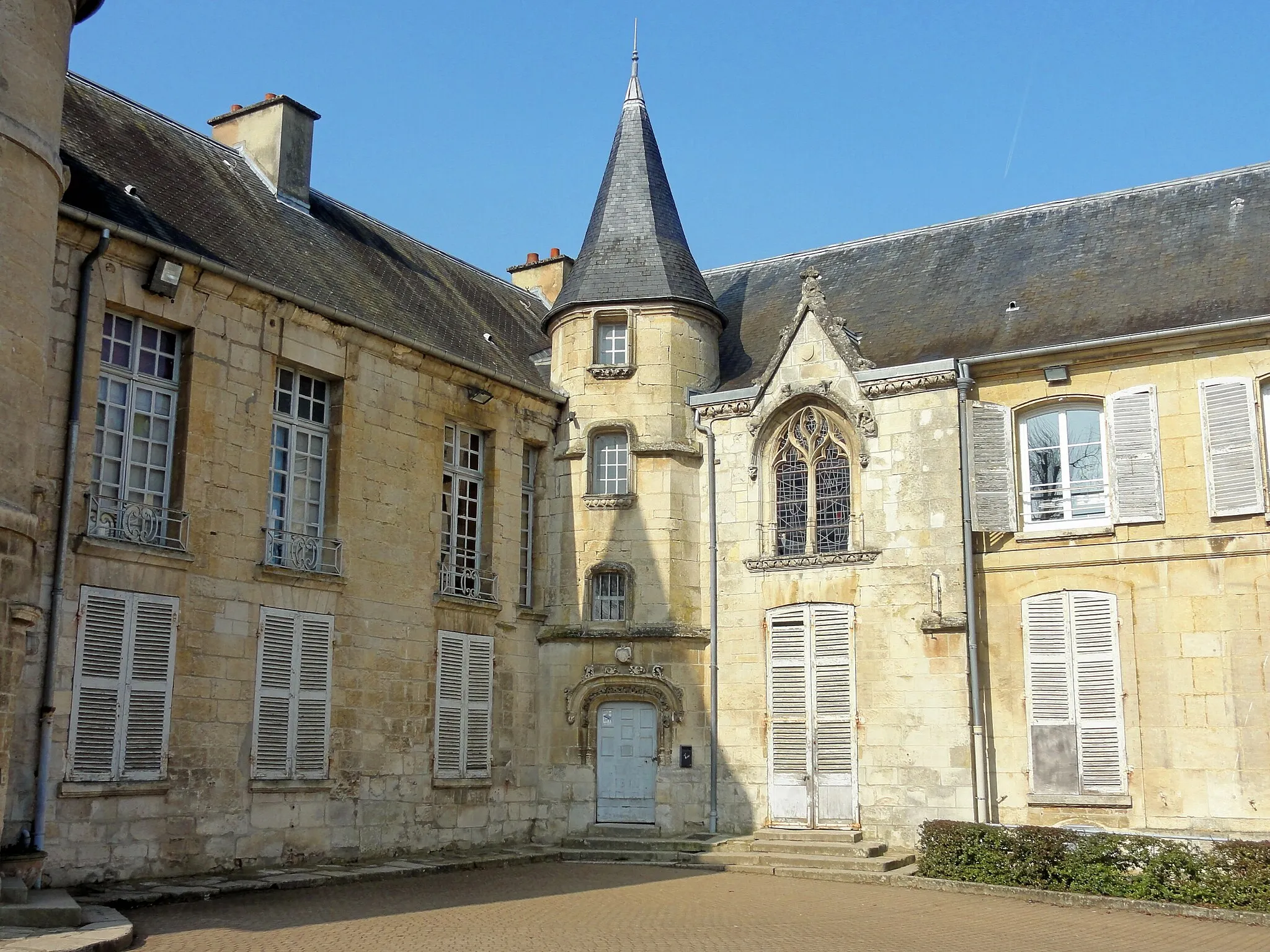 Photo showing: Portail du château, à l'angle entre les ailes sud et est.