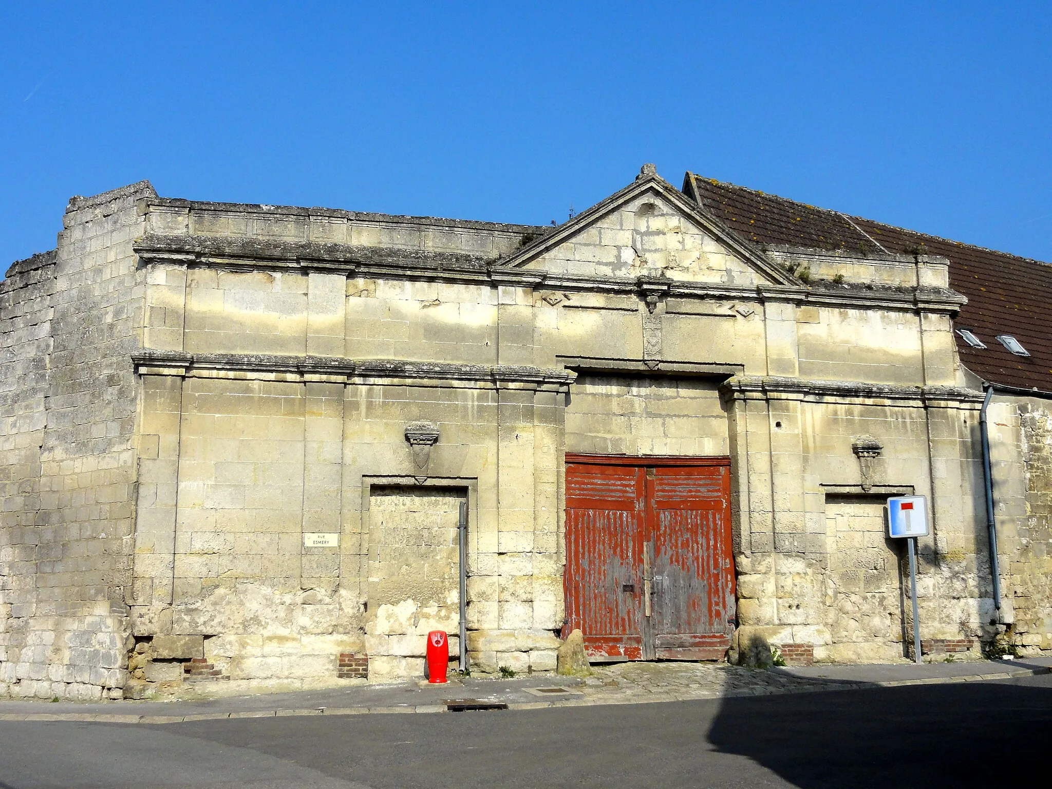 Photo showing: Portail du XIXe siècle de la Chambrerie, de style néoclassique.