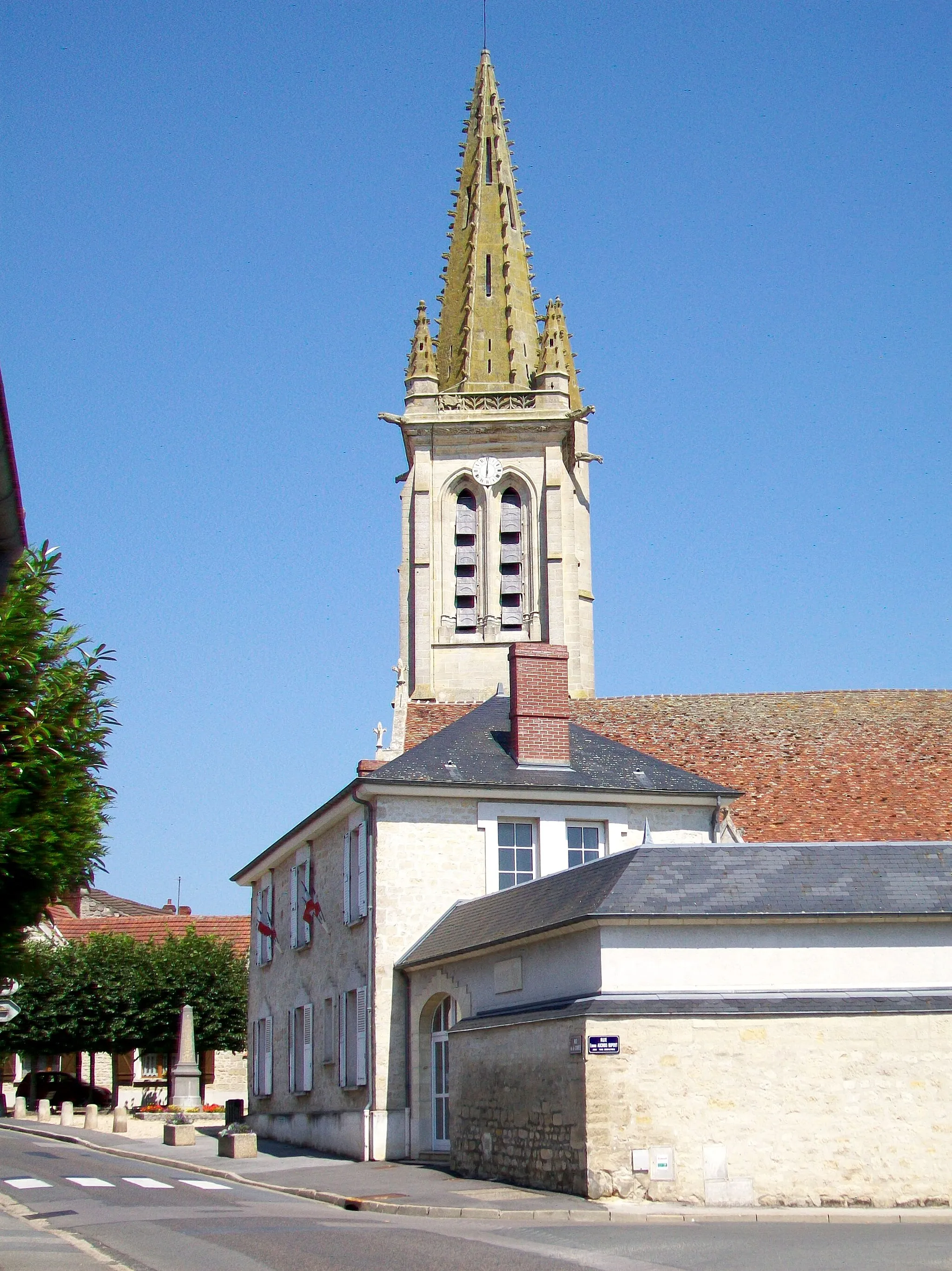 Photo showing: L'église et la mairie (ancien presbytère).