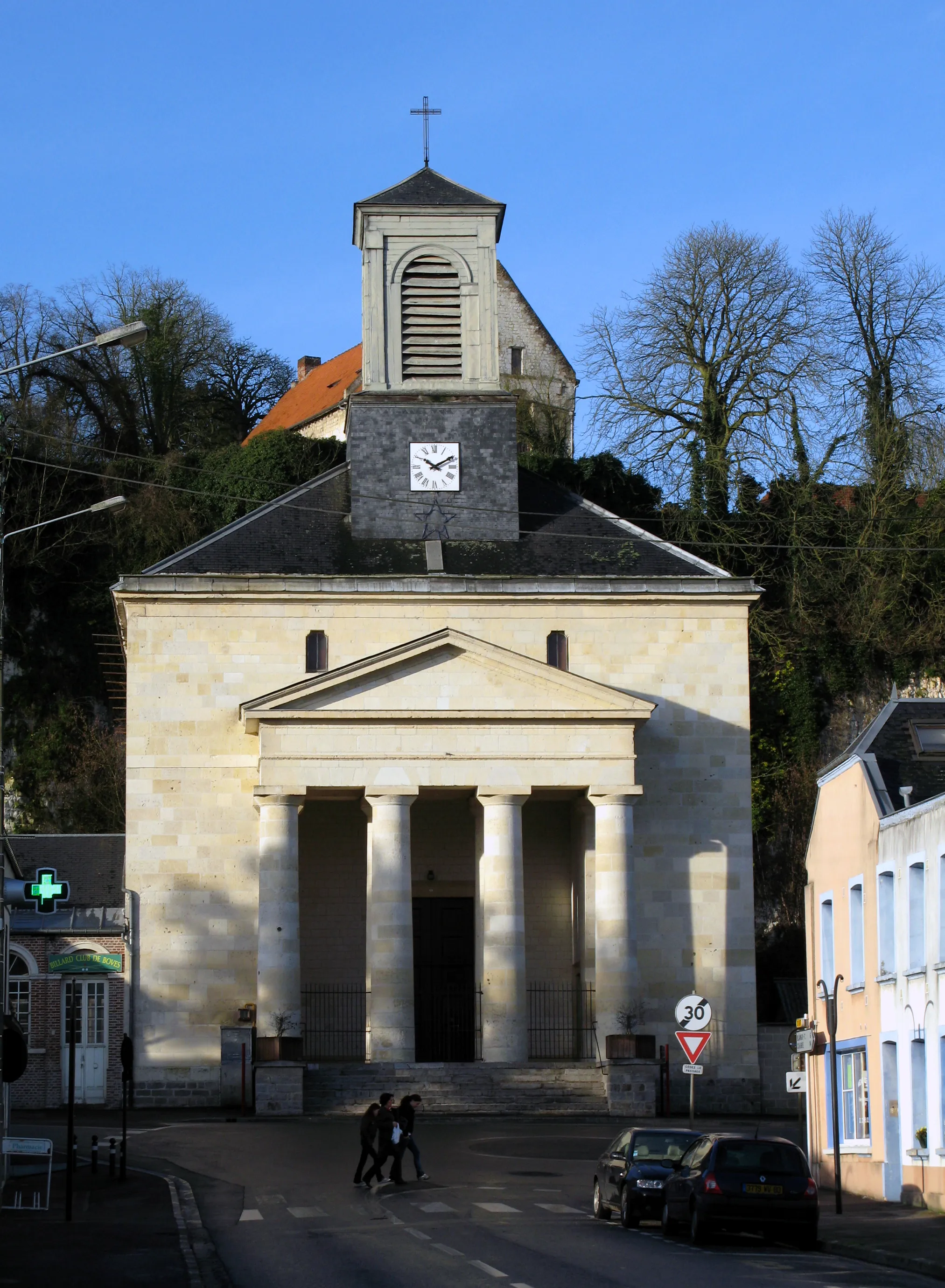 Photo showing: Boves (Somme, France) -

L'église (vue de face). Elle se dresse juste dans l'axe de la rue principale (rue Victor Hugo), au pied de la falaise de craie au sommet de laquelle se trouvent (invisibles ici) le cimetière et les ruines du château fort.