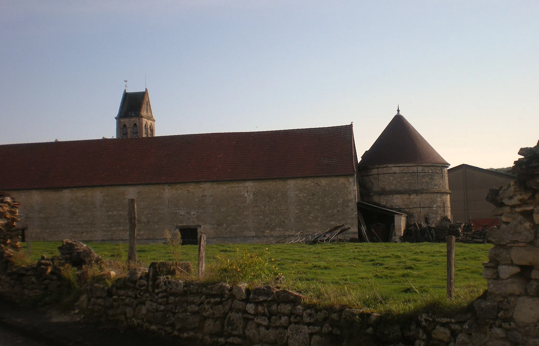 Photo showing: L'église et le prieuré de Breuil-le-Vert