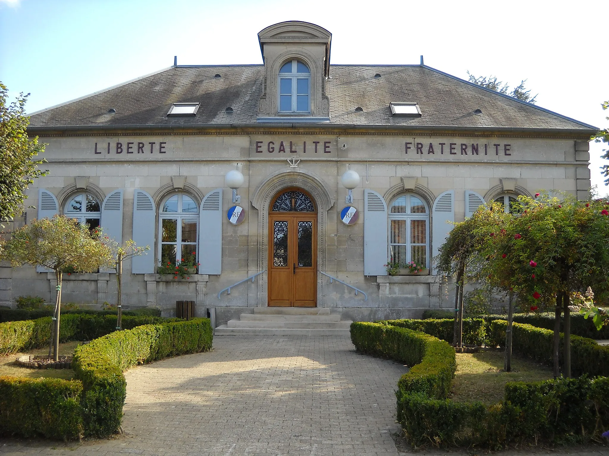 Photo showing: The town hall of Breuil-le-Vert, Oise, France.