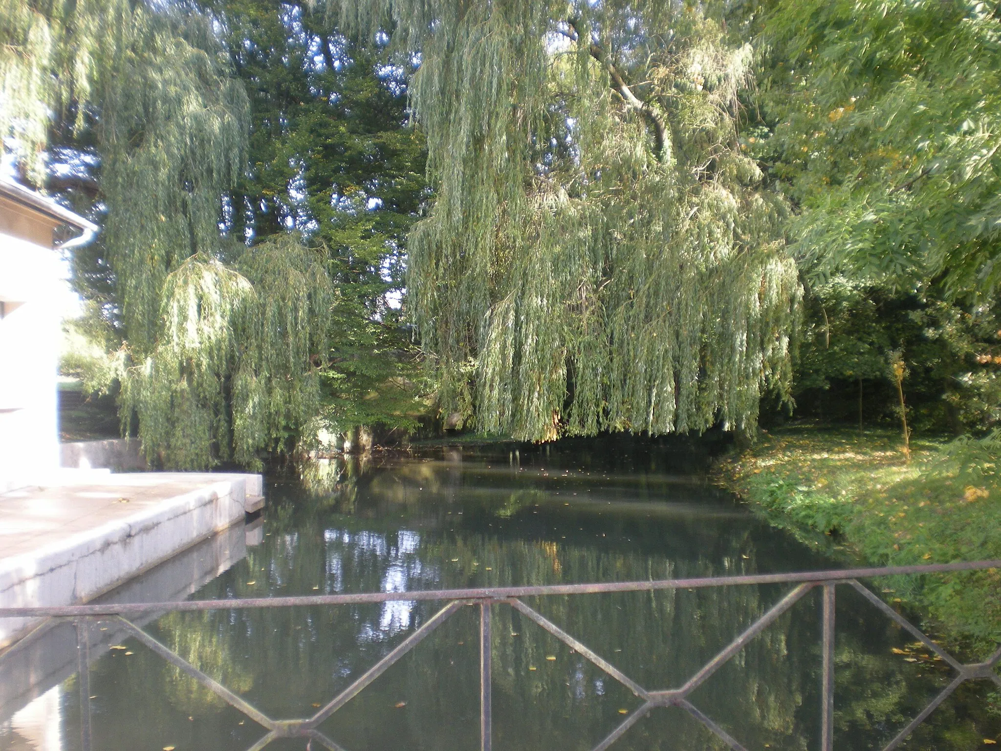 Photo showing: la brêche au moulin à eau de Breuil-le-Vert, vue amont