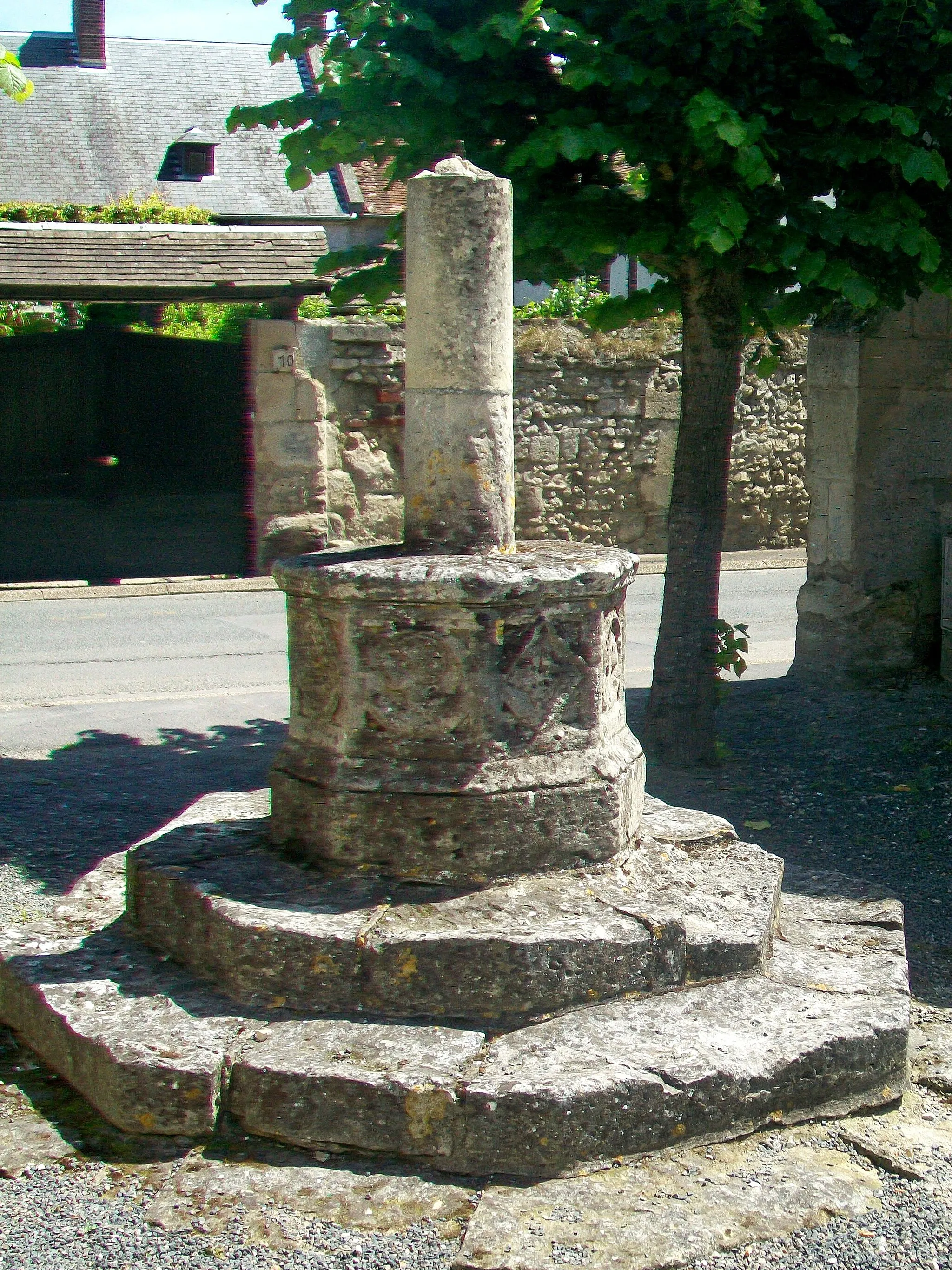 Photo showing: Le calvaire mutilé de Cauffry, à son emplacement actuel derrière l'église.