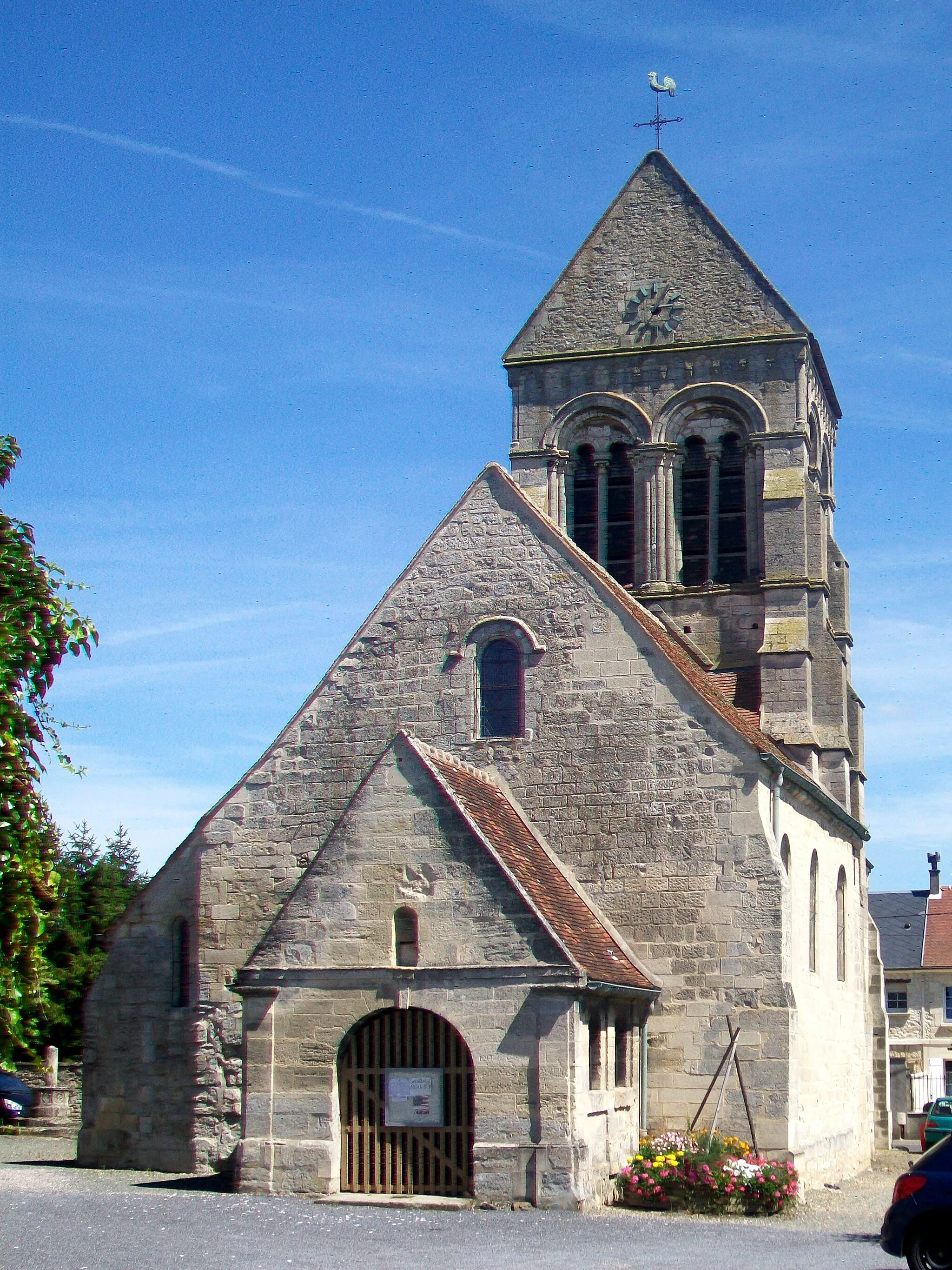 Photo showing: Façade occidentale de l'église Saint-Aubin.
