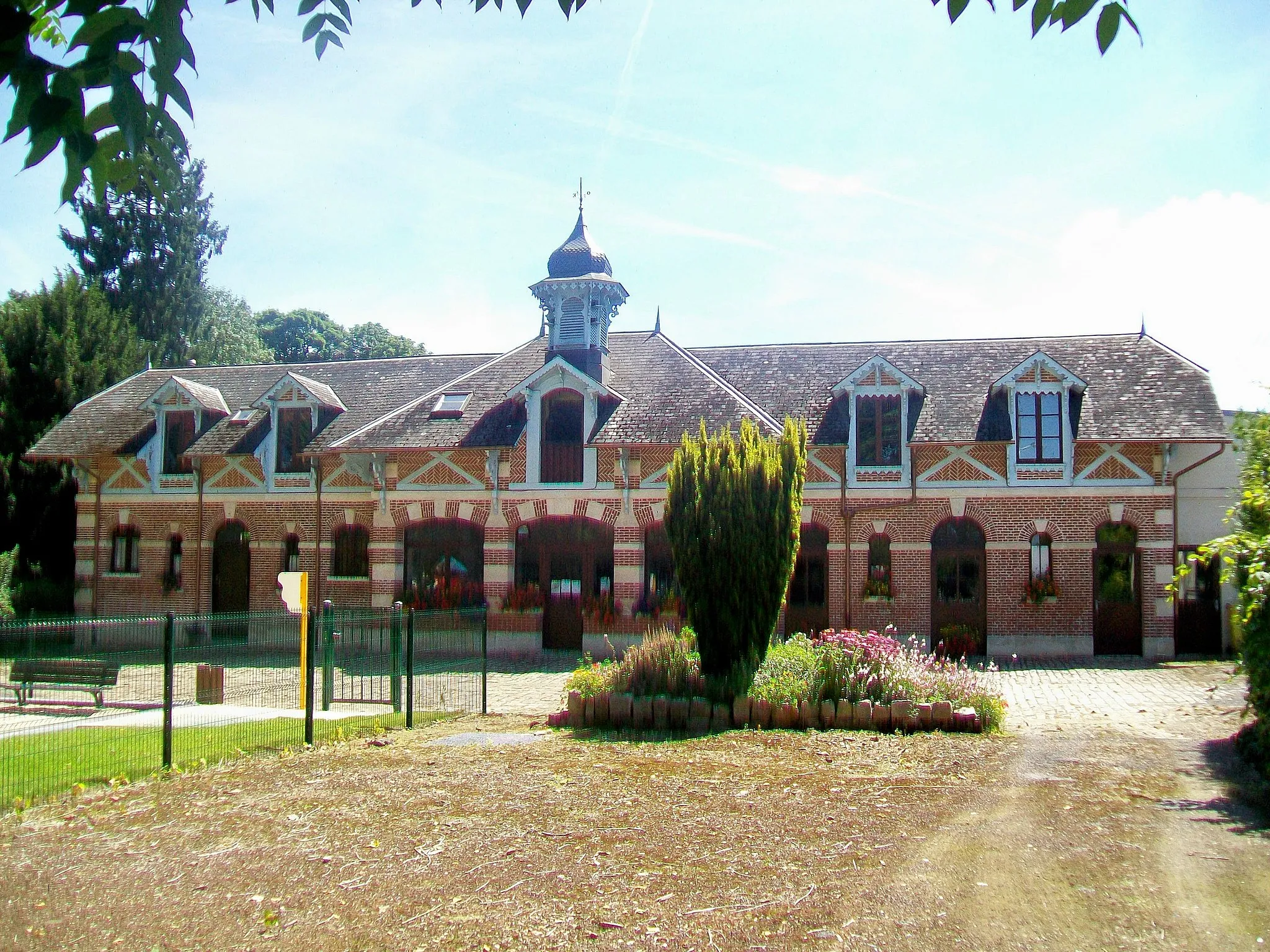 Photo showing: La bibliothèque municipale dans les anciennes écuries du château, avenue Henri-Besse.