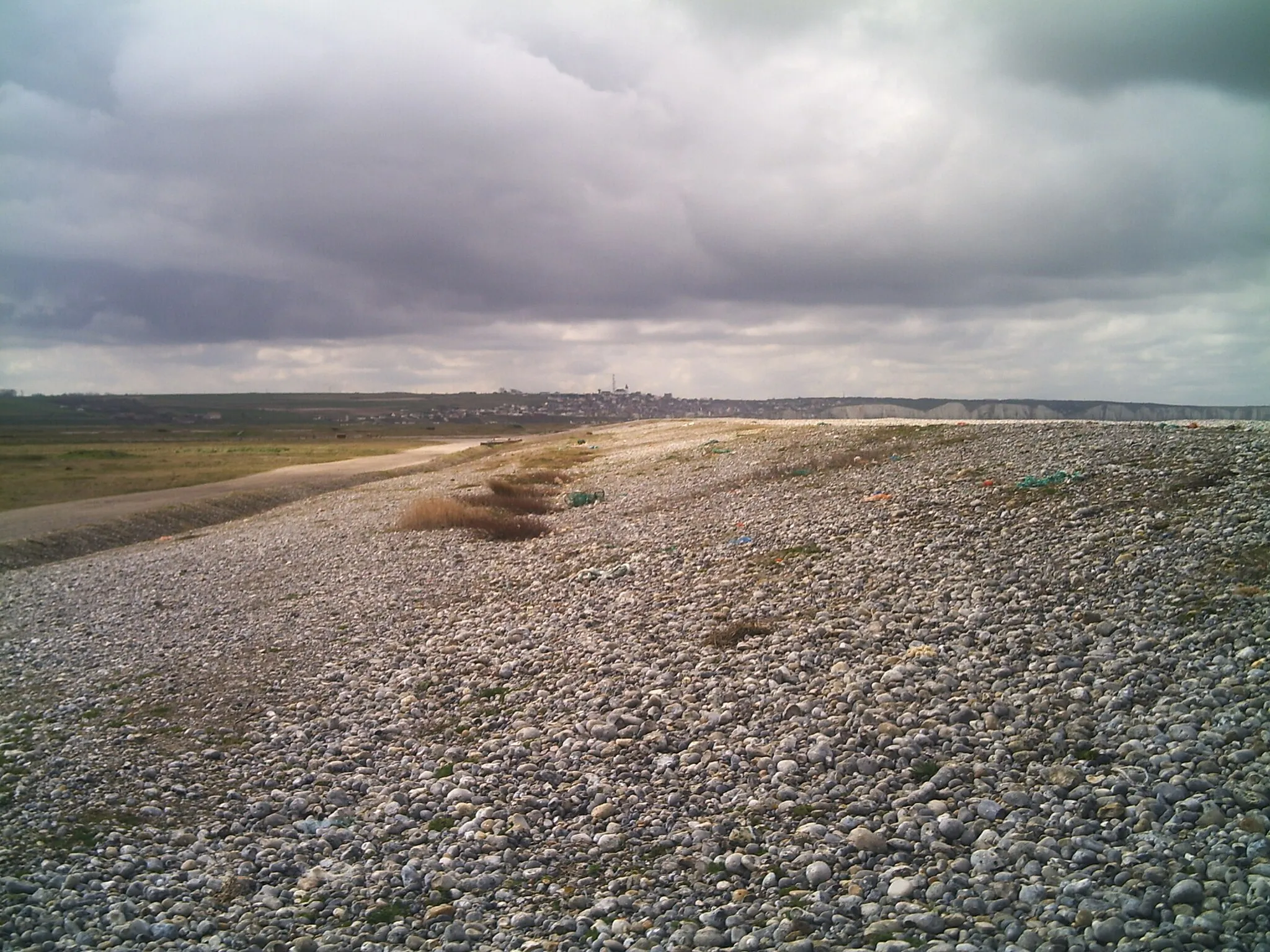 Photo showing: La digue de galets du Hâble d'Ault