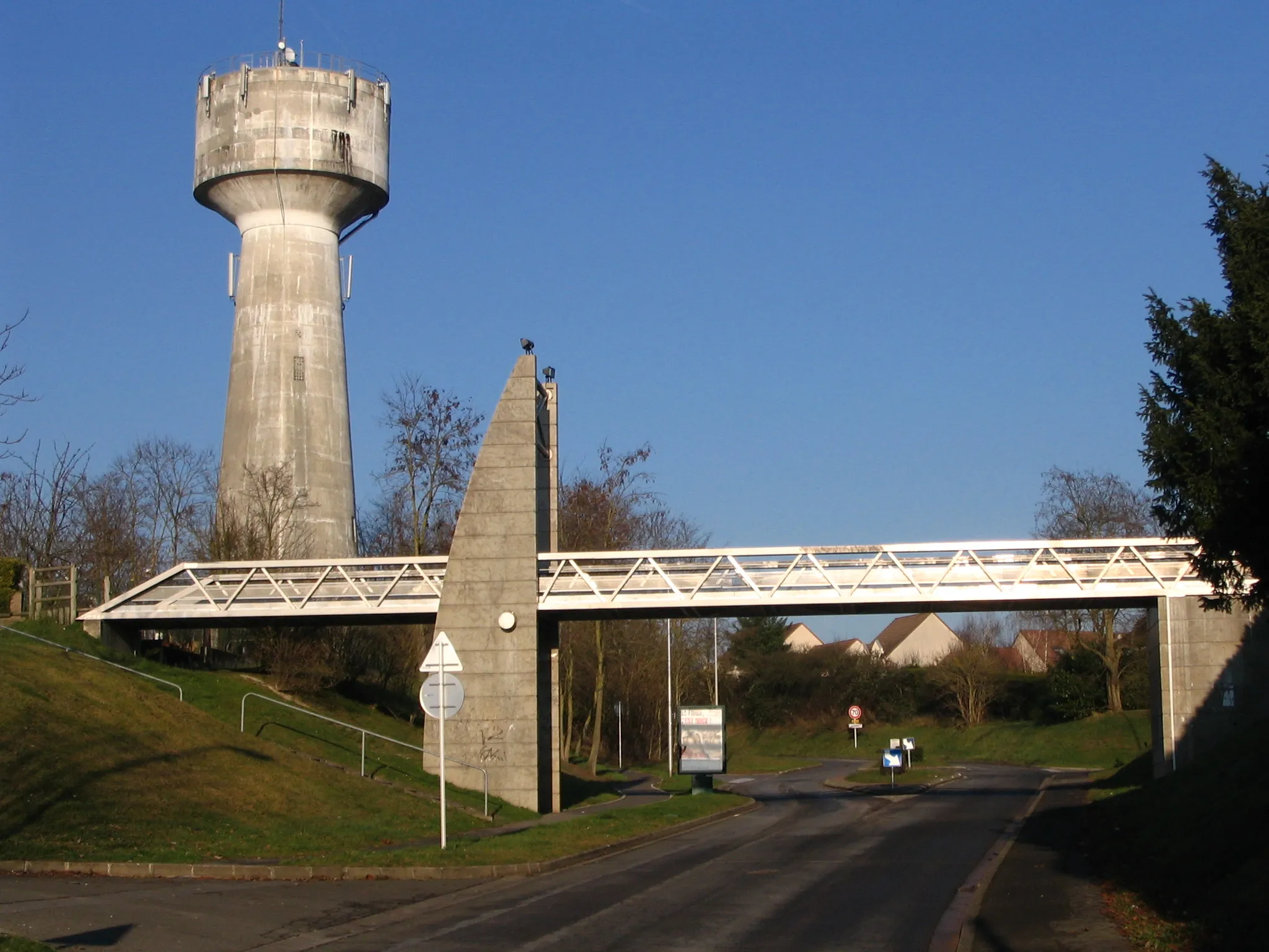 Photo showing: A footway bridge over road D49, in Chambly, Oise, France.