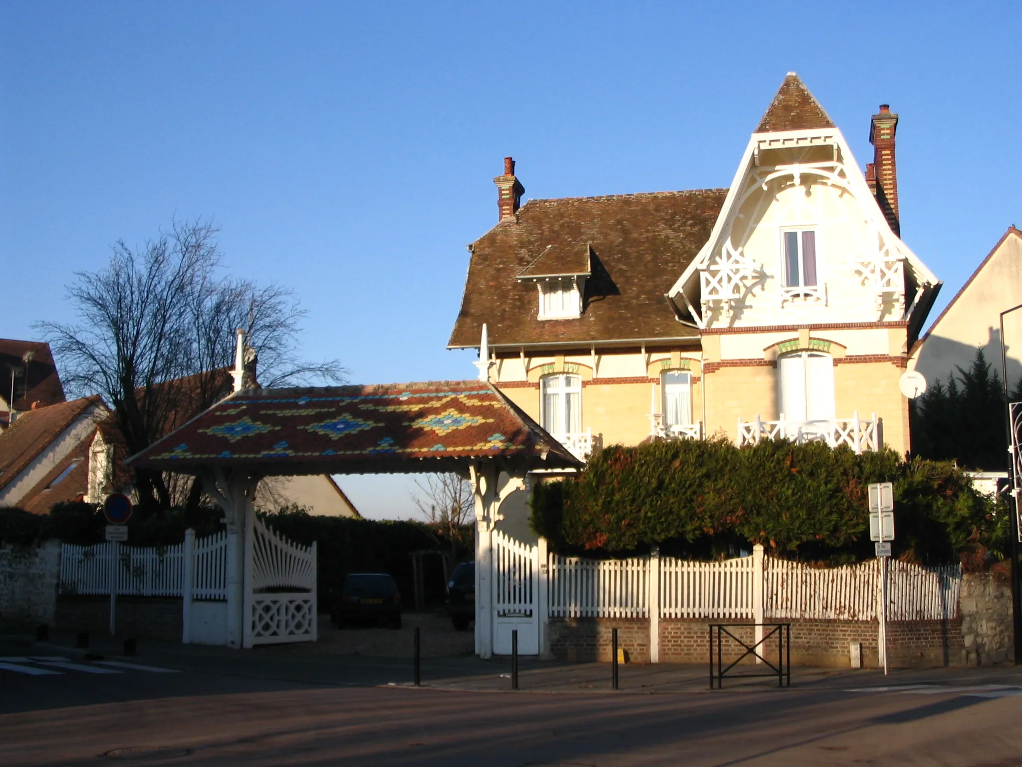 Photo showing: A building near the train station of Chambly, Oise, France.