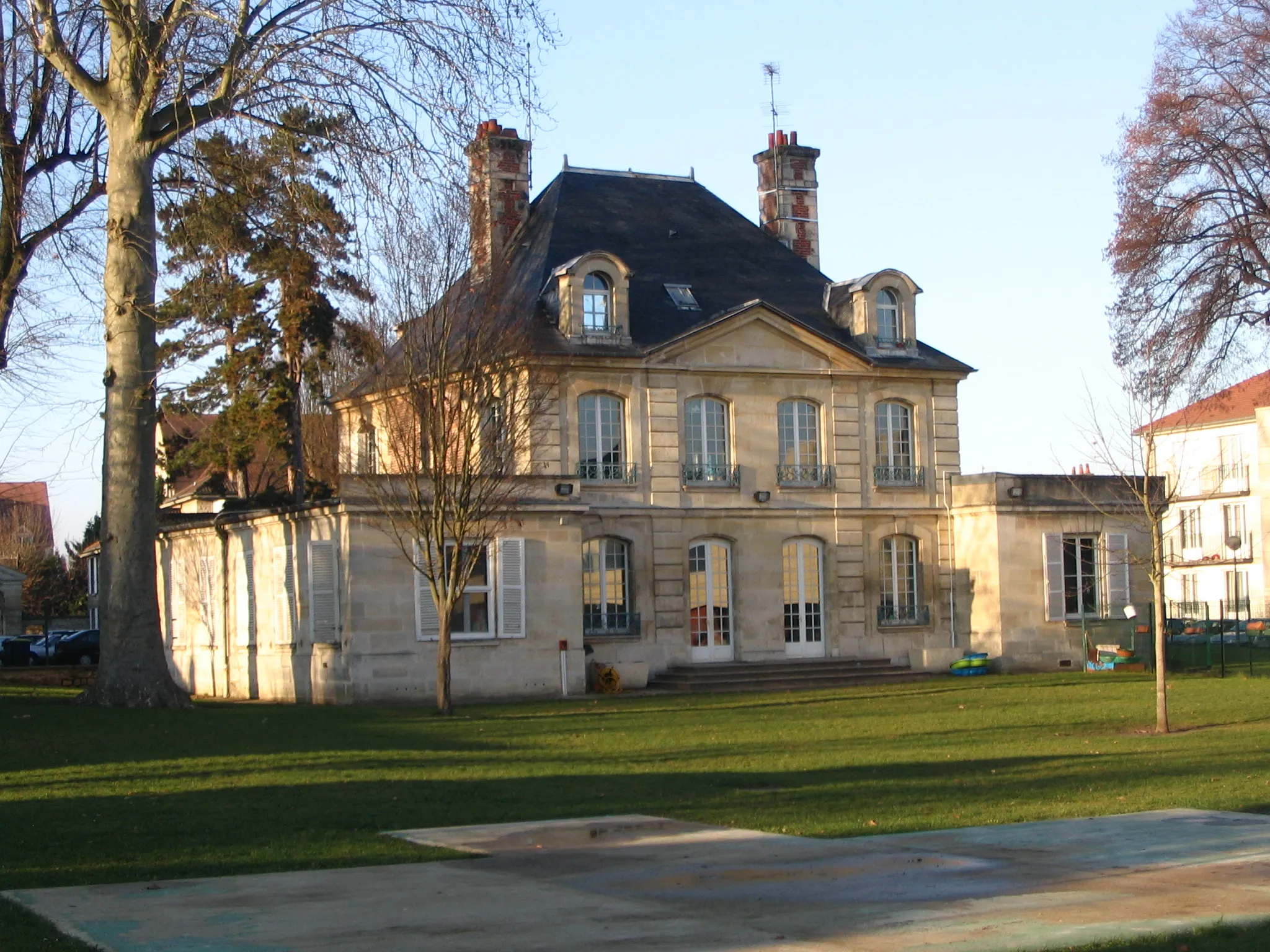 Photo showing: The old building hosting the Centre de Loisirs of Chambly, Oise, France.